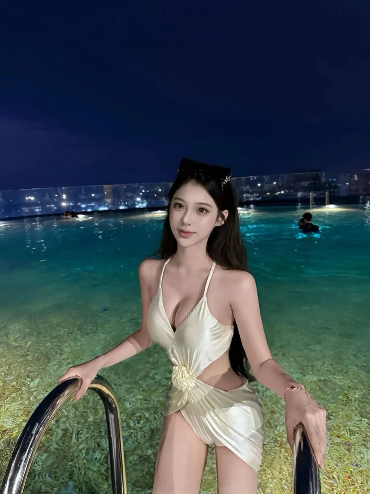 

Белый купальник-бикини с глубоким V-образным вырезом и цветочным принтом, идеально подходит для пляжных вечеринок и отдыха на море.