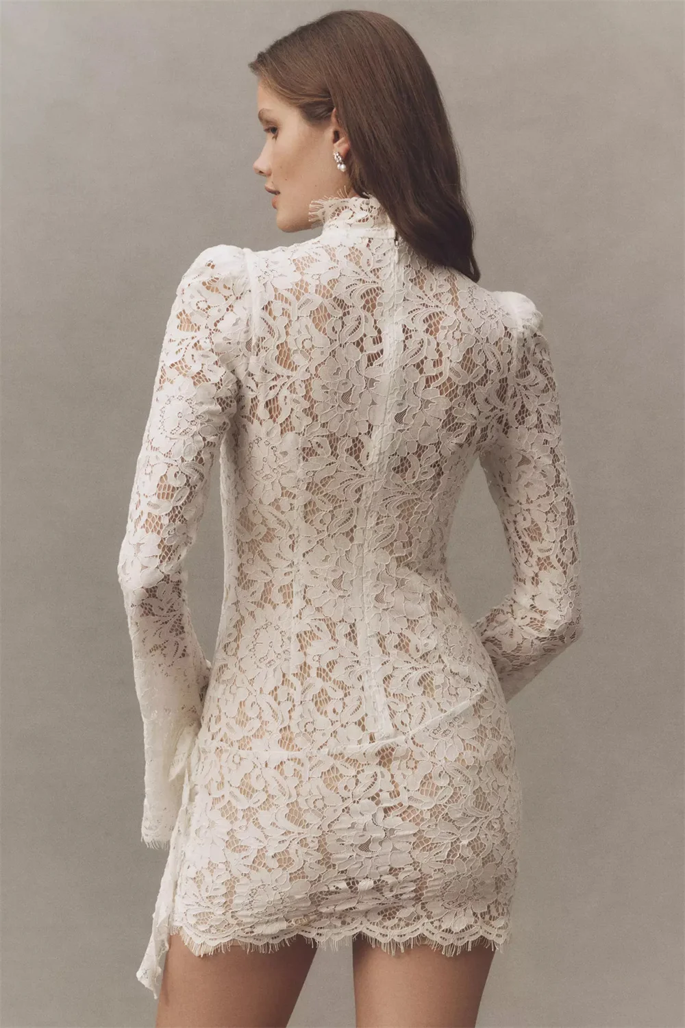 ชุดแต่งงานลูกไม้สีขาวแบบสั่งทำพิเศษจากกิวโต คอสูง แขนยาว ชุดราตรีสั้นแบบมีซิปด้านหลัง