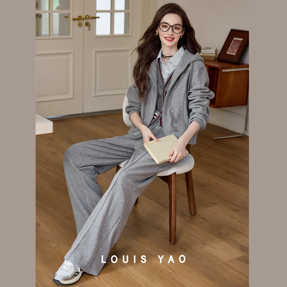 طقم LOUIS YAO مبطن بالصوف سميك غير رسمي مكون من قطعتين لخريف وشتاء 2025 سترة بقلنسوة مستوحاة من الرياضات وسراويل مستقيمة الساق #5