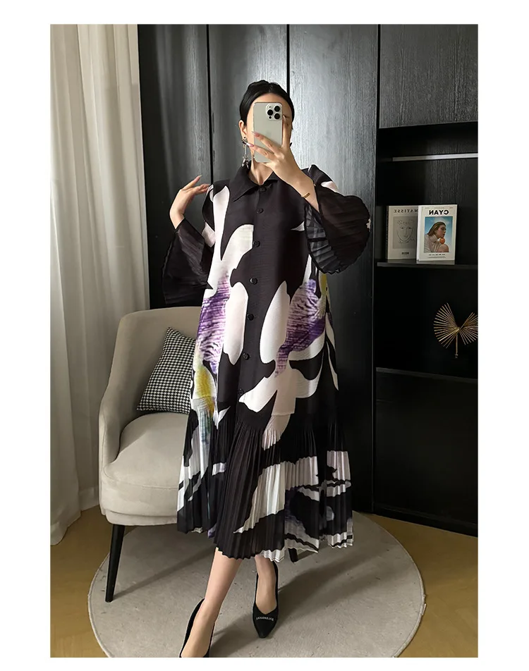 Miyake Plissierter Cardigan mit Knopfleiste, Frühjahr 2024, Neues Damenkleid mit Print, Revers und Blütenknospenärmeln, Sommerliches Damenkleid in Mittellänge – Detail 5