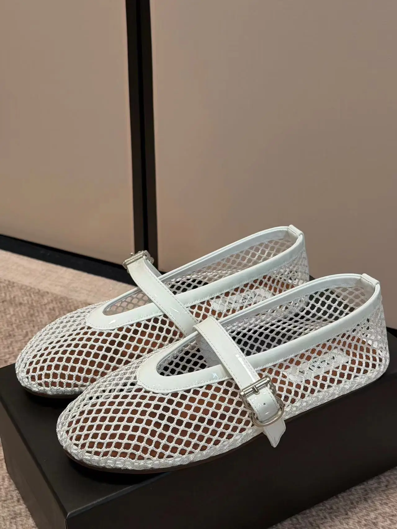 Ins Top Blogger Favorite Fishnet Leather Flat Mules French High-end Elegant Pointed-Toe T-Strap Mary Jane Ballet Shoes Luxury Breathable Summer Sandals