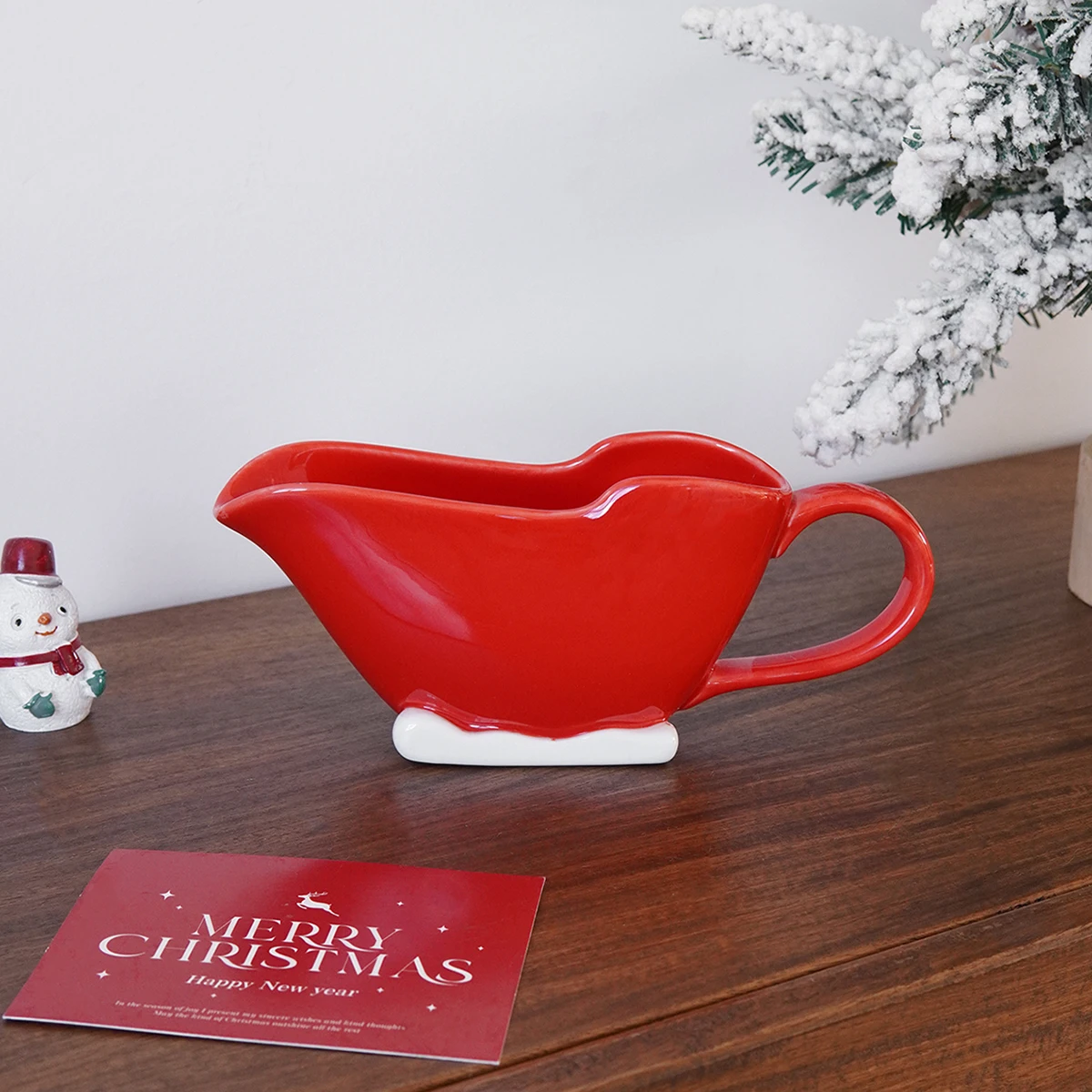 1Pc Christmas Ceramic Sauce Boat, Creative Sleigh-Shaped Ceramic Sauce Boat Milk Jug, Simple Red and White Ceramic Gravy Boat, Suitable for Turkey Gravy, Beef Sauce, Salad Dressing, Cream, Milk, Broth, Microwave and Dishwasher Safe