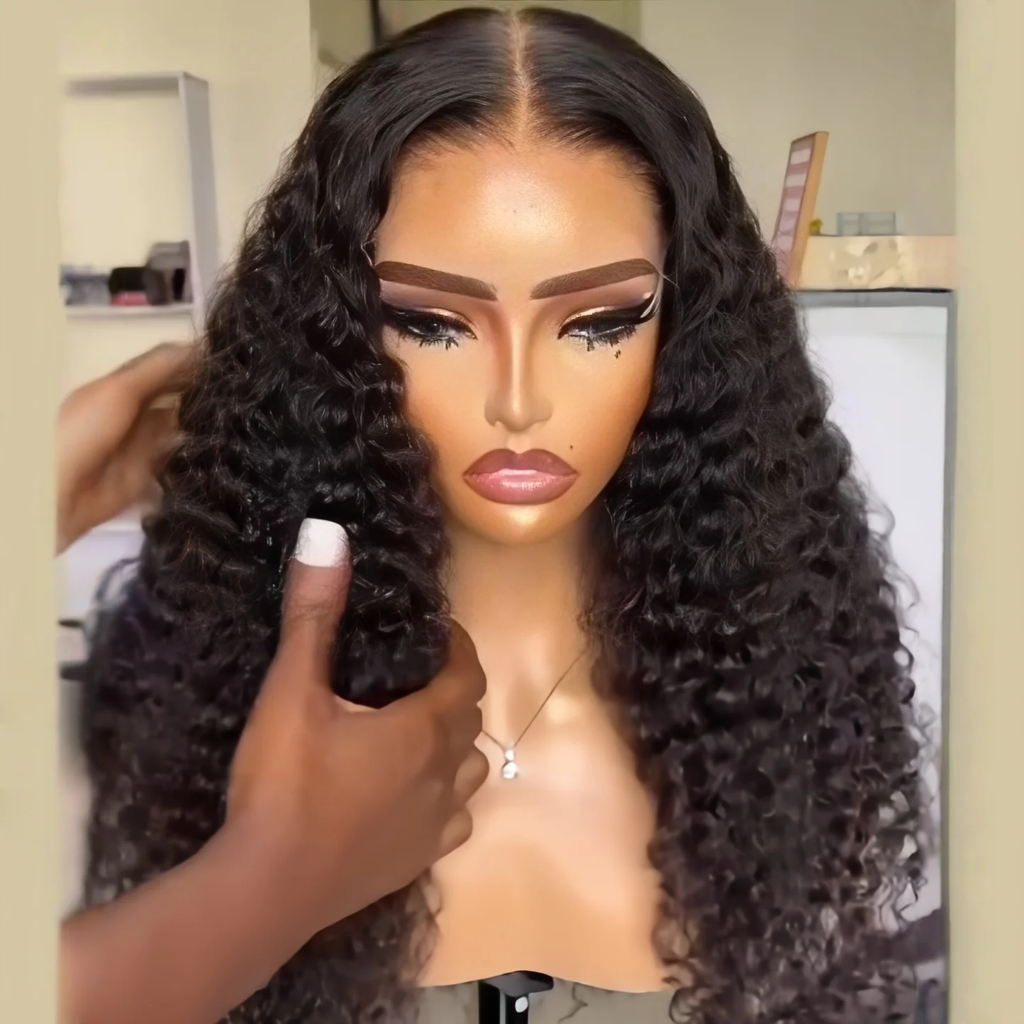 Wig Depan Renda Dalam dengan Kepadatan 180 Keriting Panjang 26 Inci Hitam Tanpa Lem Lembut untuk Wanita dengan Rambut Bayi Garis Rambut Alami Yang Telah Dipetik