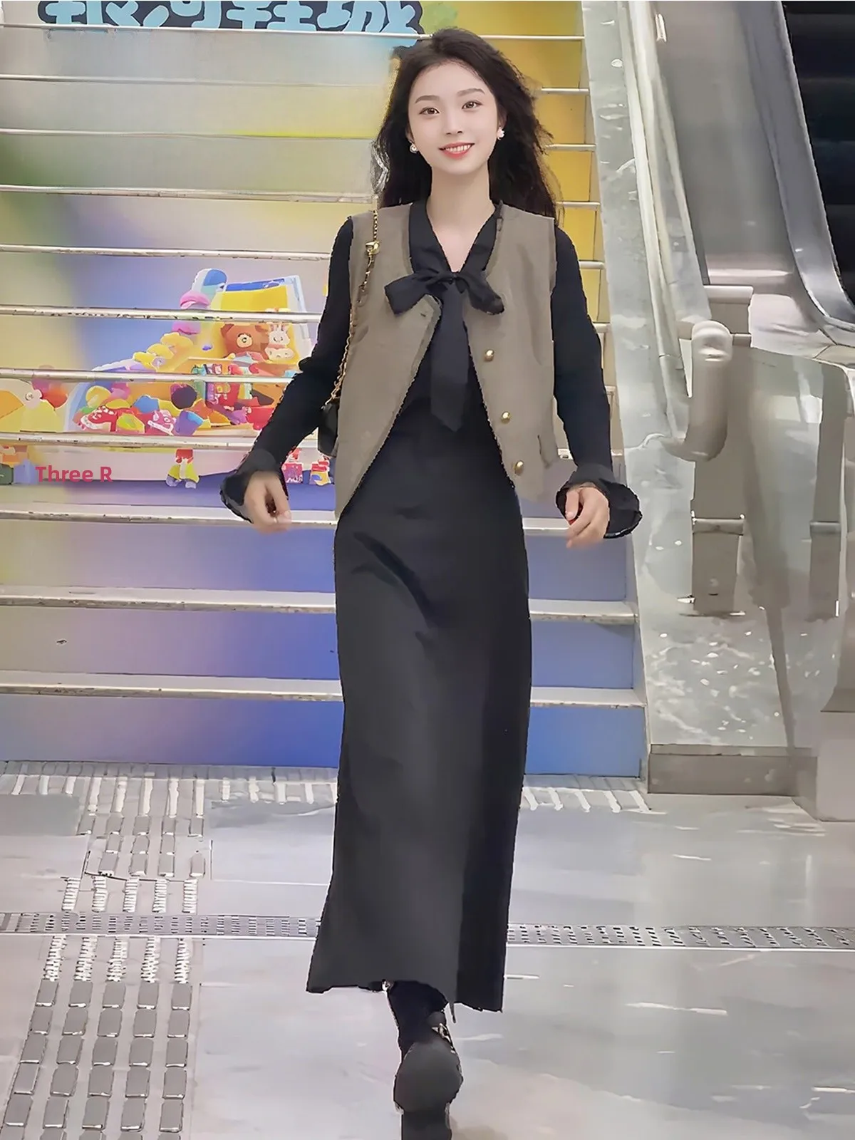 

Модный простой женский комплект из трех предметов: топ с бантом, жилет и брюки с широкими штанинами. Новинка осени 2025. Повседневная одежда для отдыха.