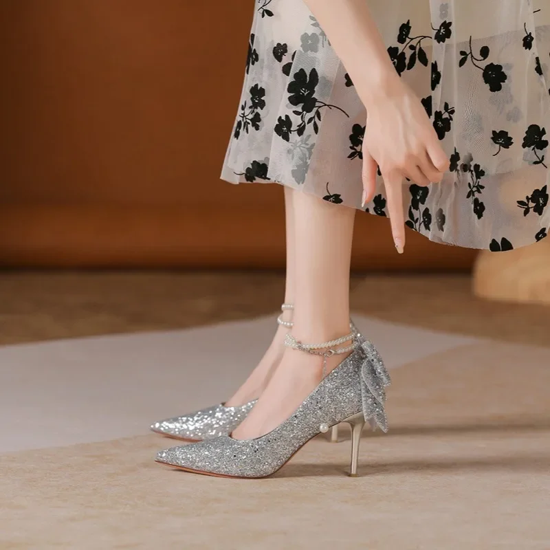 Zapatos de tacón lujosos con lazo de diamantes de imitación para mujer, cadena de perlas y lentejuelas, tacones altos cómodos, zapatos de fiesta y boda, otoño 2024