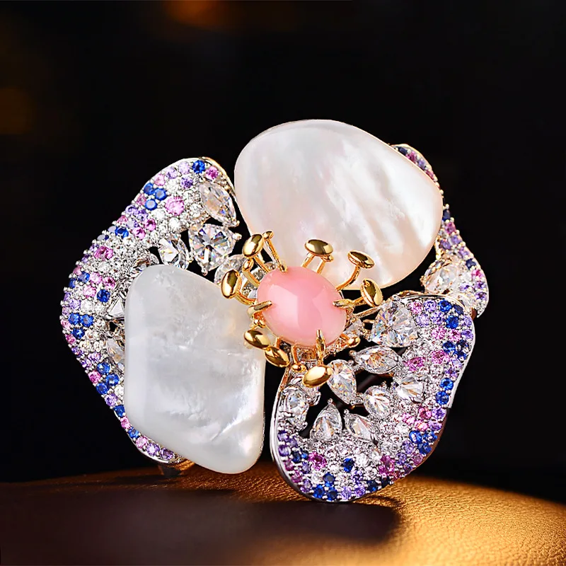 

Легкая роскошная брошь во французском стиле с цирконом, трехмерная брошь в виде ракушки и цветка, нишевый дизайн, модные и изысканные аксессуары