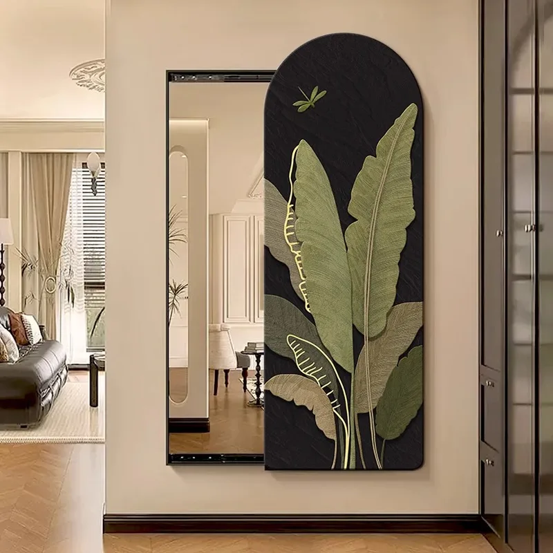 Dekorative Malerei im Wohnzimmer im mittelalterlichen Stil, unsichtbarer Ganzkörperspiegel, versteckter Ganzkörperspiegel