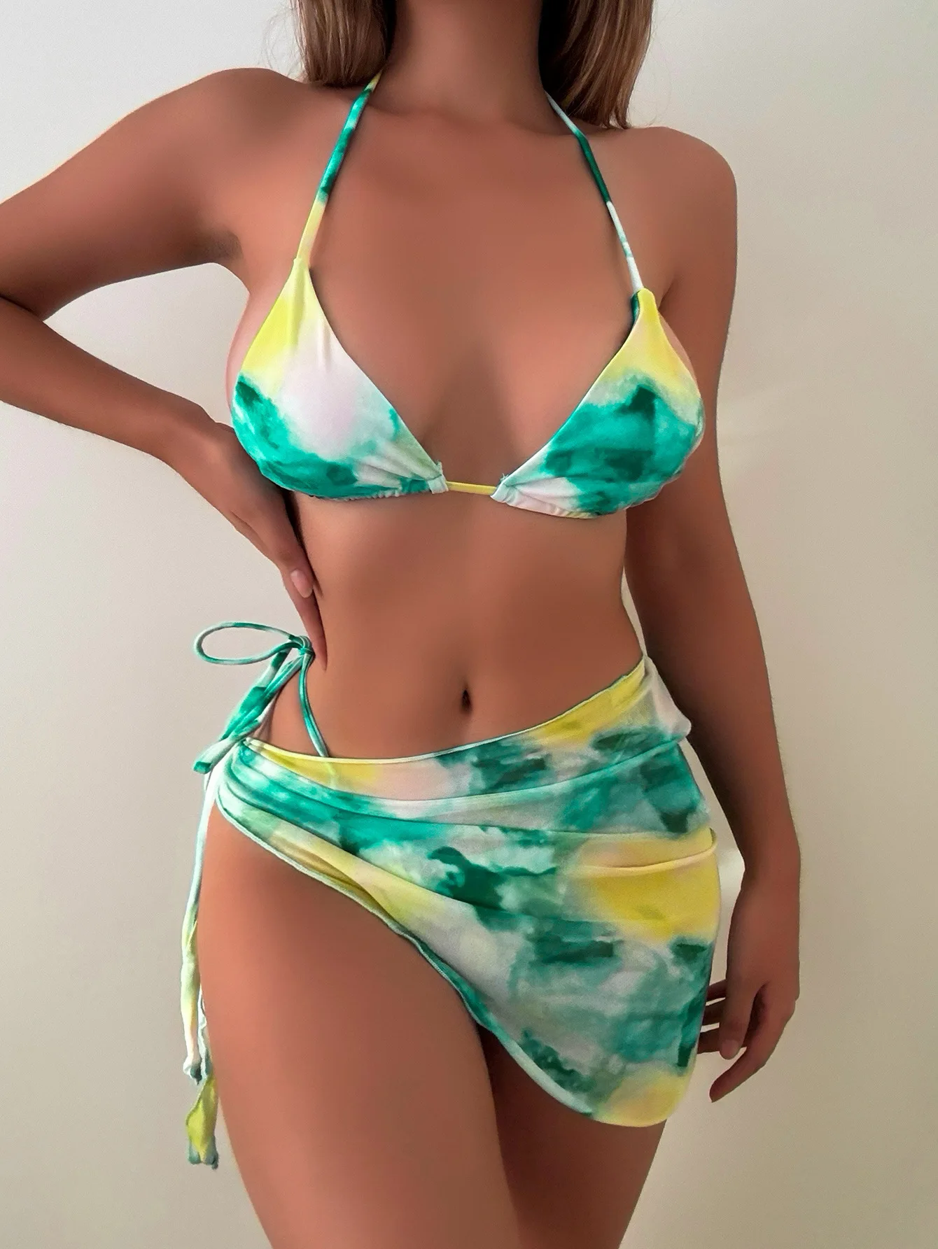 

Сексуальный комплект бикини из трех предметов, женский треугольный топ с принтом и дерзкий низ с подходящим сарогом, модный купальник из двух частей, пляжная одежда