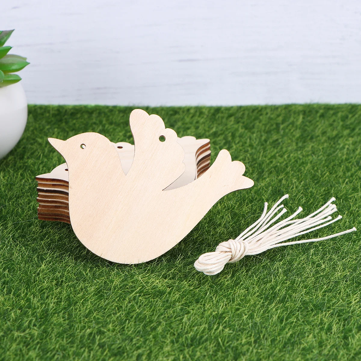 

10Pcs Wooden Christmas Decoration Bird Pendant Hanging DIY Craft Ornament Unfinished Wood for Tree Wall Window Door Xmas Decor