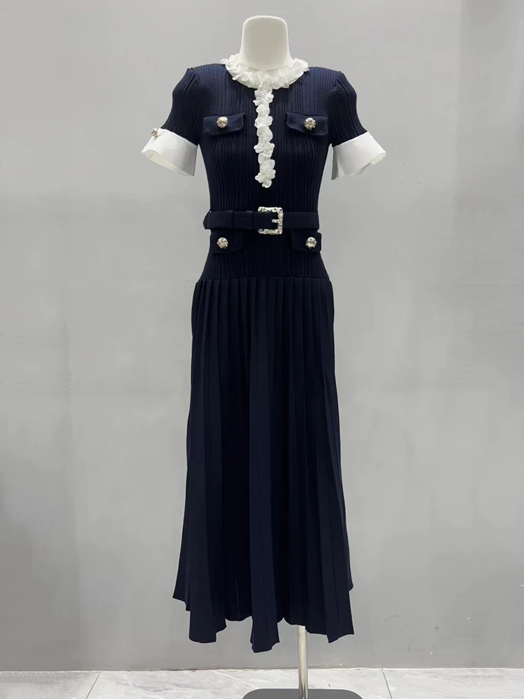 Short-sleeved knit-and-pleat dress with a beaded petal collar and waist-defining belt (Autumn 2026 New Collection)