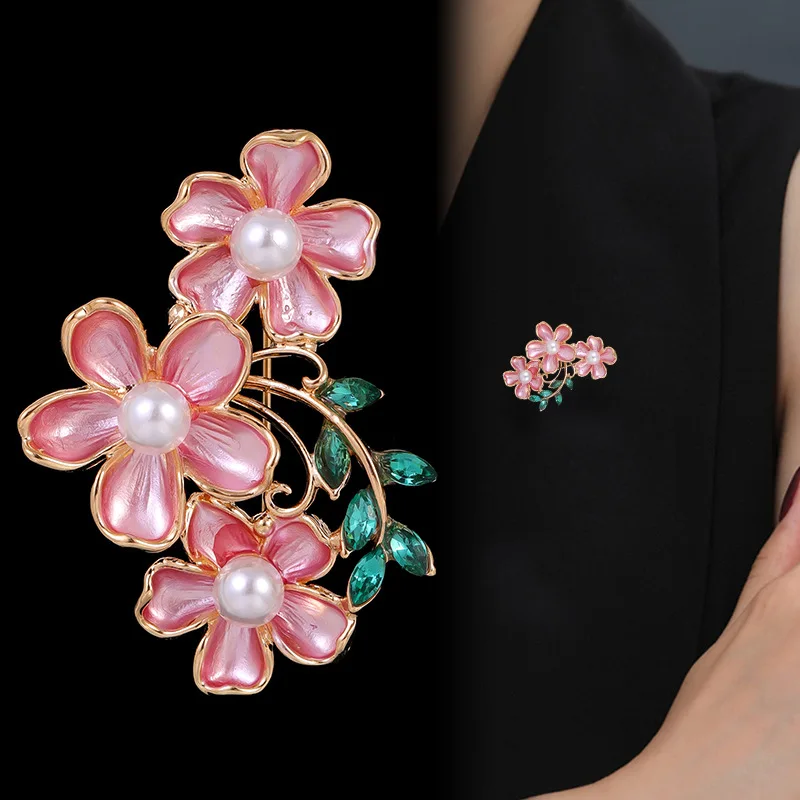 Broche de perlas de tres flores de moda coreana, pin de planta de flores de lujo elegante, accesorios de ropa para mujer, ramillete, regalo de joyería