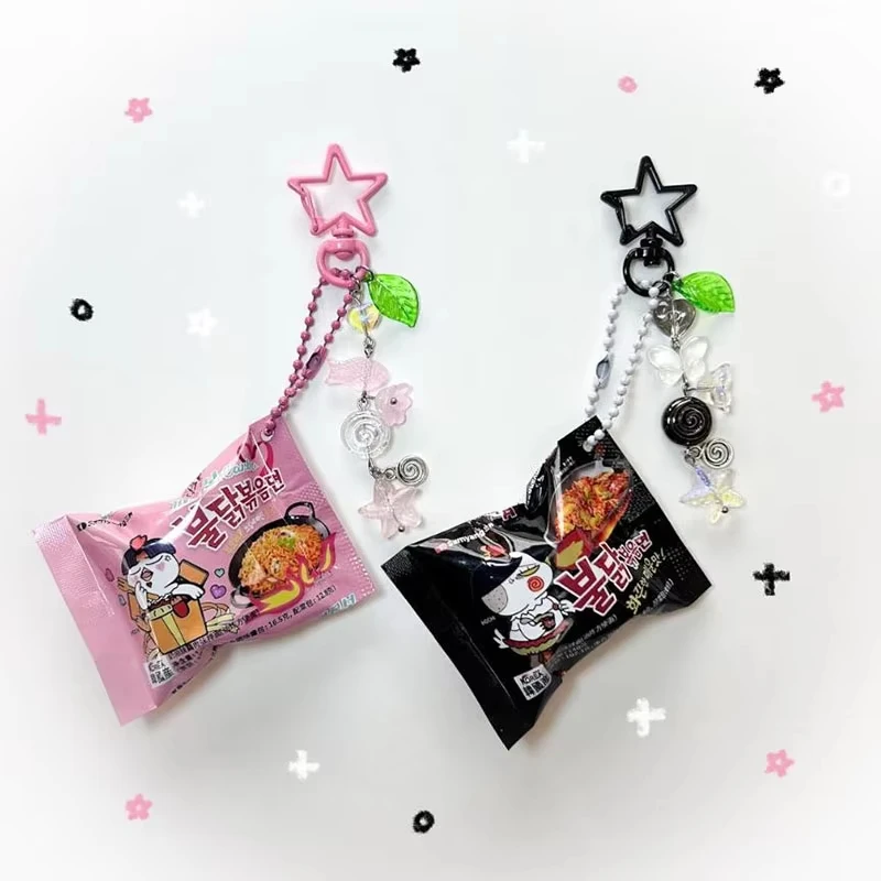 Llaveros Buldak Ramen hechos a mano estéticos compuestos de hojas verdes de mariposa de estrella adecuados para colgante de mochila y funda de teléfono