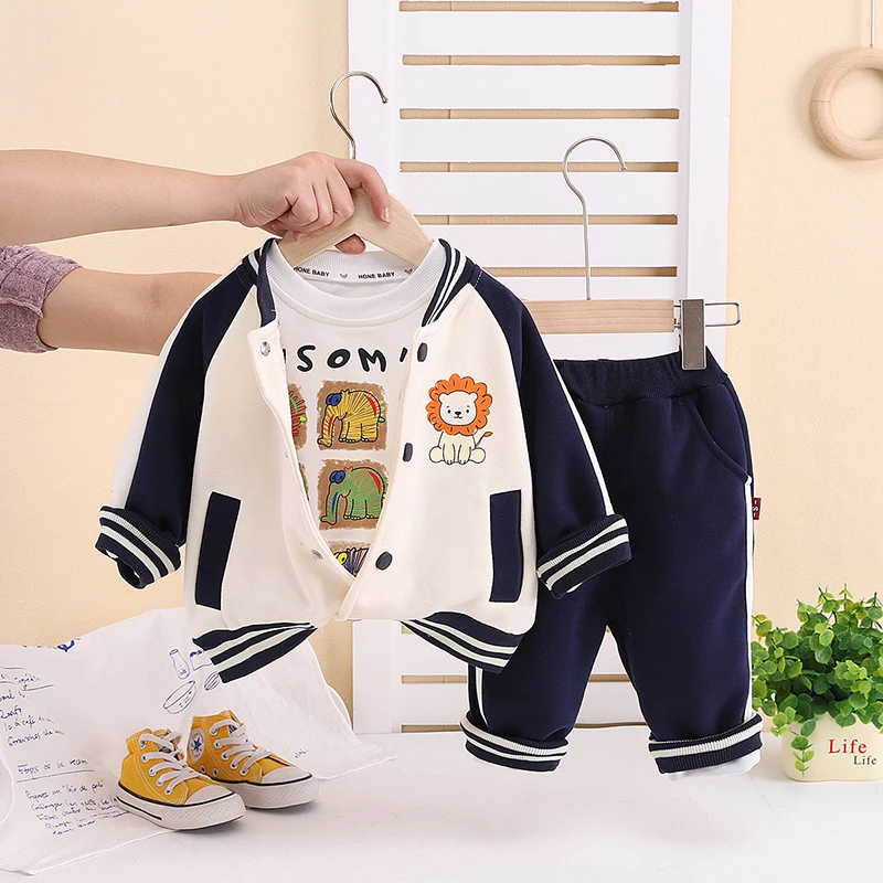 Niedliche Baseball- und College-Jacke mit Löwen-Cartoon-Motiv, 3-teiliges Set für Babys, Jungen, Baumwoll-Langarmshirt, Hose, Frühling/Herbst, 80-120 cm – Detail 2