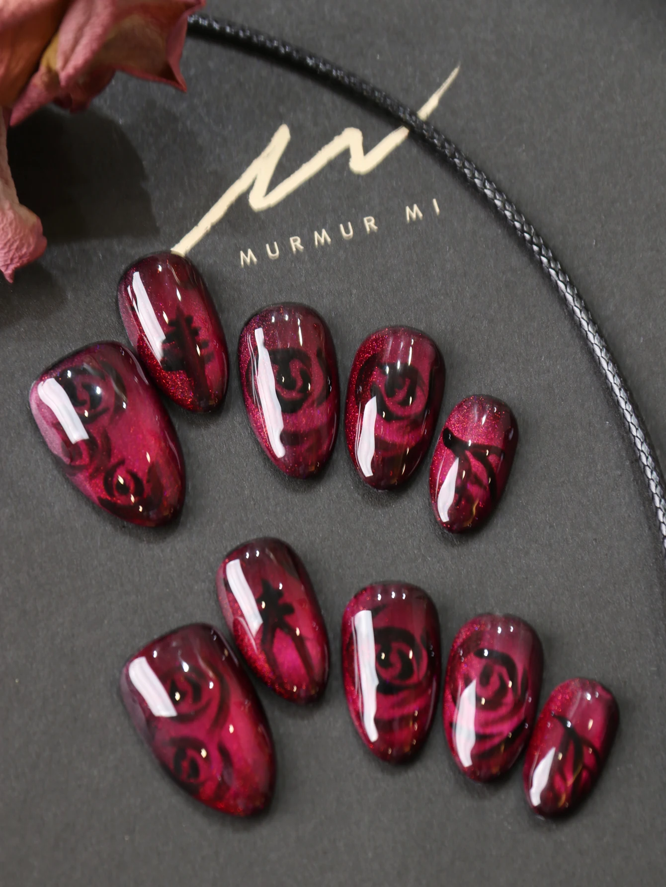 10 Stück Aufklebenägel Kurze Dunkelrote Rosen-Acryl-Aufklebenägel Inklusive 1 Blatt Klebestreifen & 1 Stück Mini-Feile
