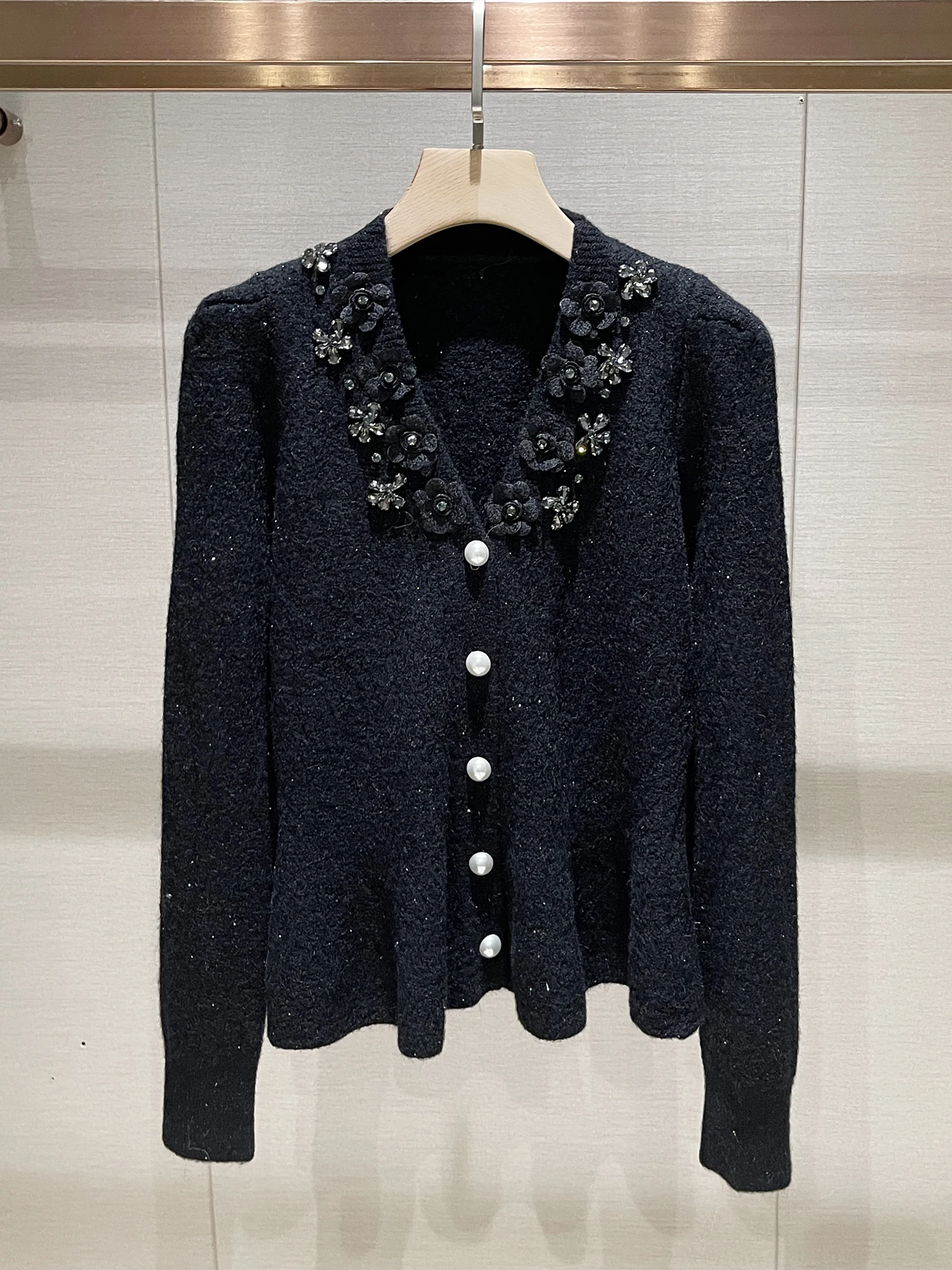 

Уникальный антивозрастной вязаный кардиган с V-образным вырезом, вышитыми цветами, роскошный зимний женский свитер, удобный, дышащий, длинный рукав