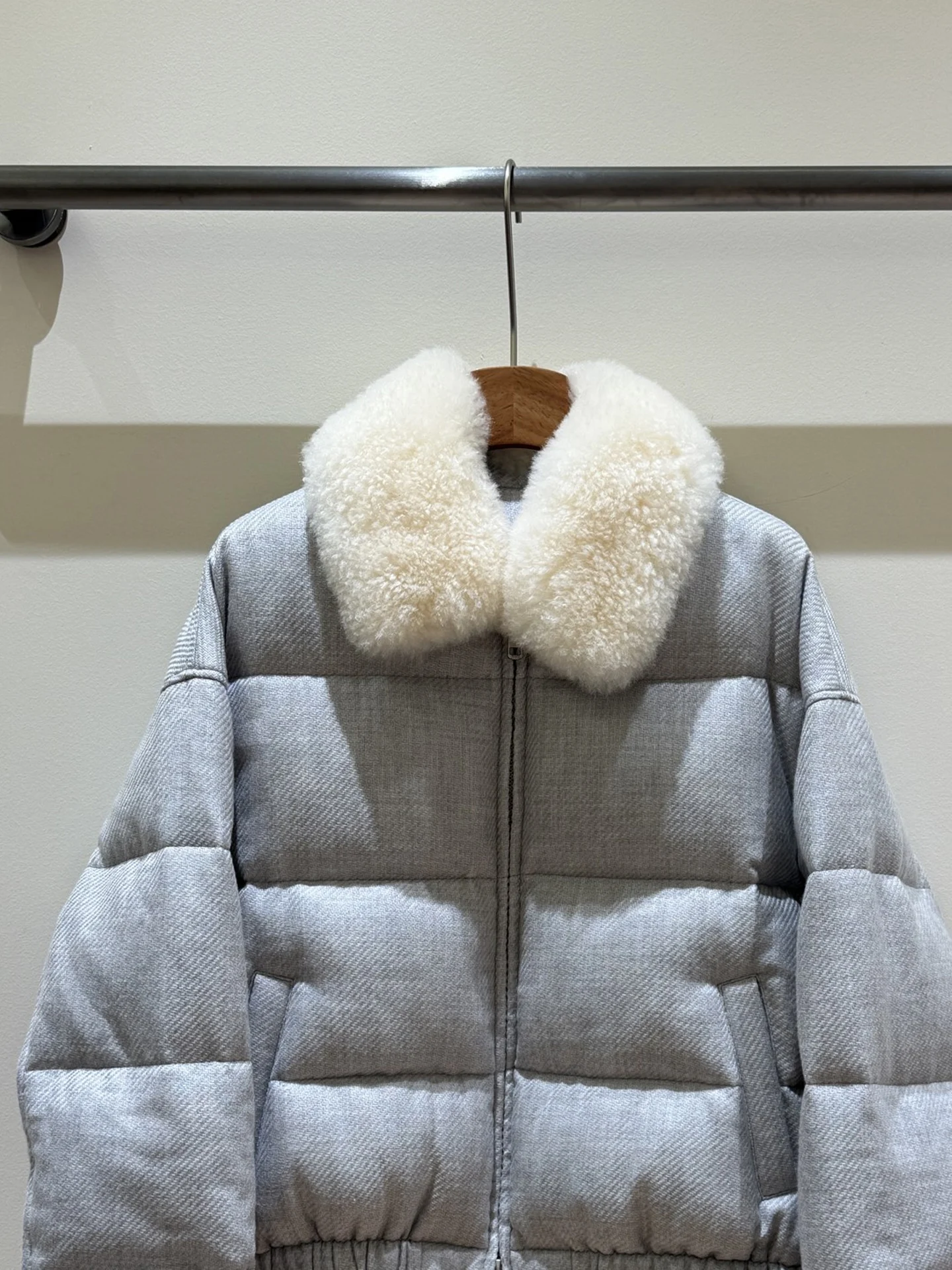 2026 Autumn/Winter New High-Quality Fashionable Goose Down Jacket With Fur Collar Sizes: S, M, L Color: Gray