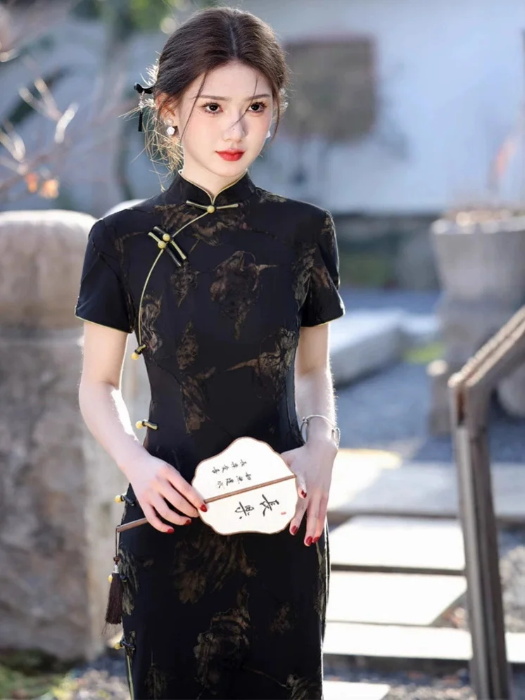 Qipao Wanita Hitam Slim dengan Kancing Samping Delapan Lapisan Panjang Tie Dyeing Plush Baru Musim Semi/Musim Panas 2025