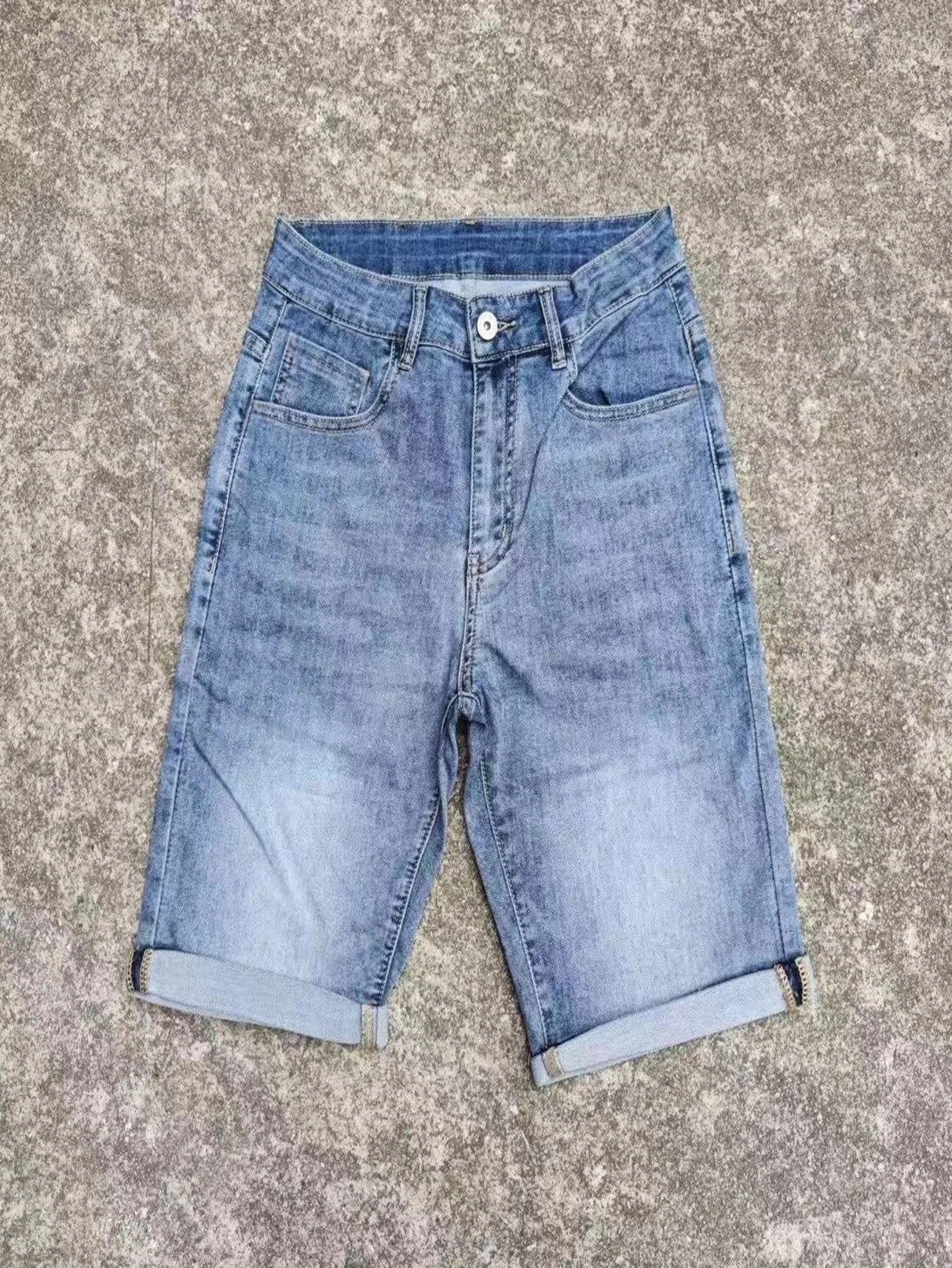 

Минималистичные синие джинсовые шорты для мужчин, уличный стиль, легкий ретро-дизайн, без аксессуаров и ремней.