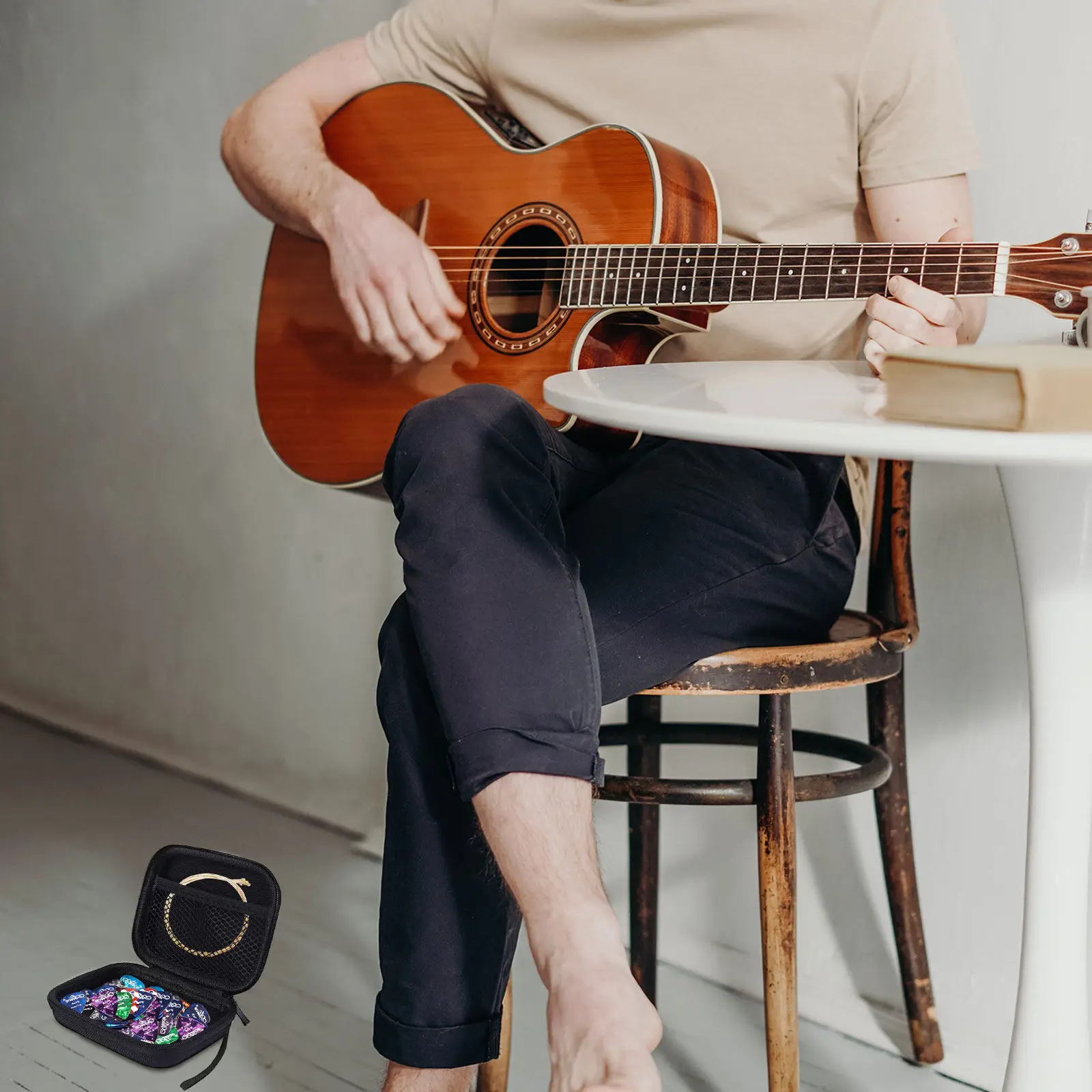 

Набор из 4-х чехлов для гитарных медиаторов: органайзер из ЭВА с молнией, дорожный футляр, большая вместимость, сетчатый карман, ремешок на руку