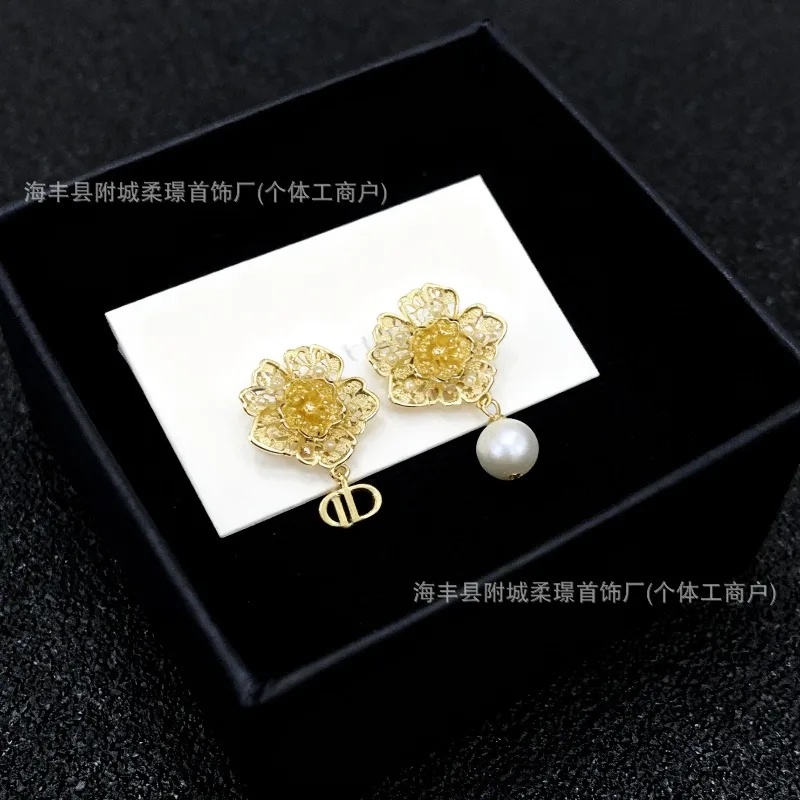 Seiko D Jia Di's 25 سنة رسالة جديدة الفاوانيا زهرة اللؤلؤ وأقراط المرأة الجوف زهرة بالجملة