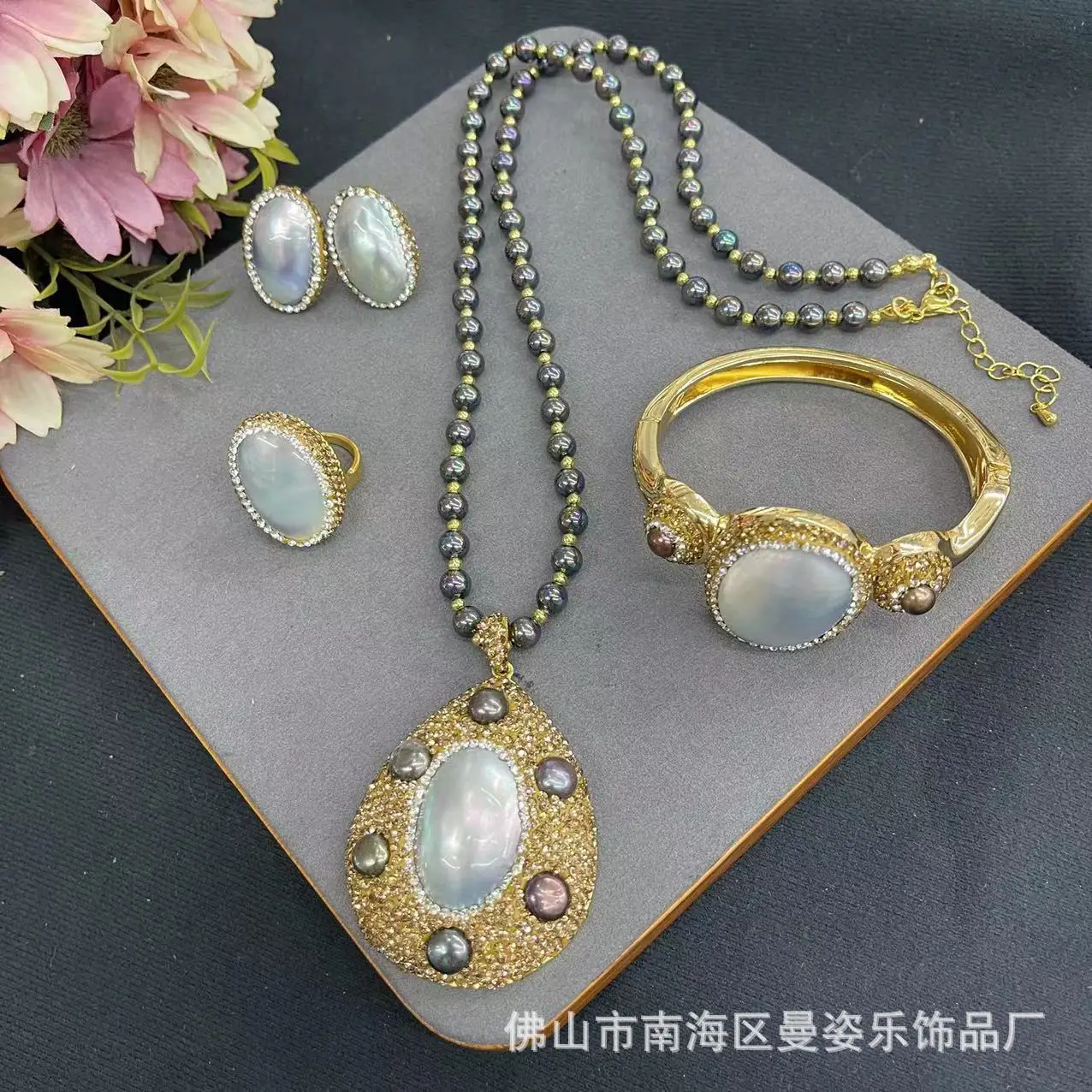 

Ore autumn and winter explosion, natural horse shell inlaid with black pearl ales, design pendant necklace earring ring bracelet