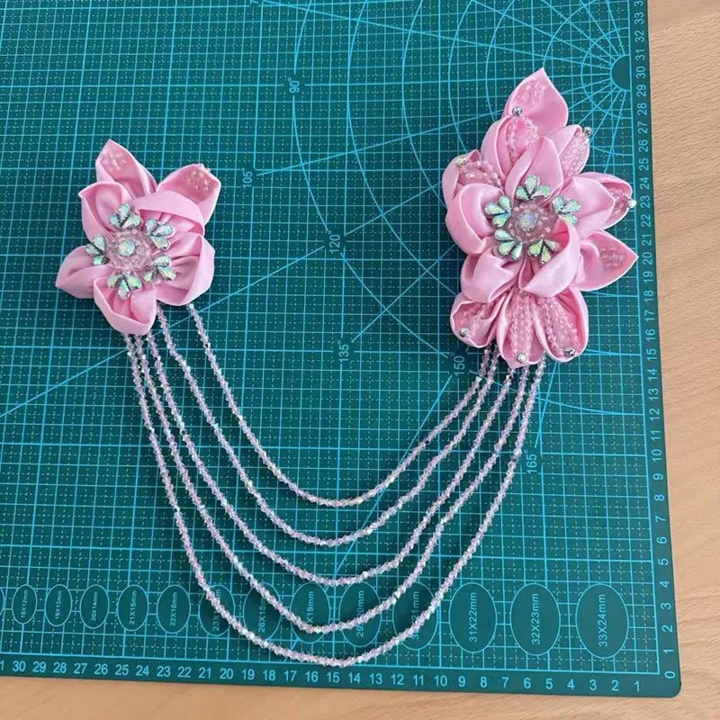 3-Farben-Perlenapplikation, hochwertiger Satin, plissiert, handgefertigt, 3D-Blumenquaste, glitzernde Kristallquaste, Brustblume, Schulterapplikation – Detail 2