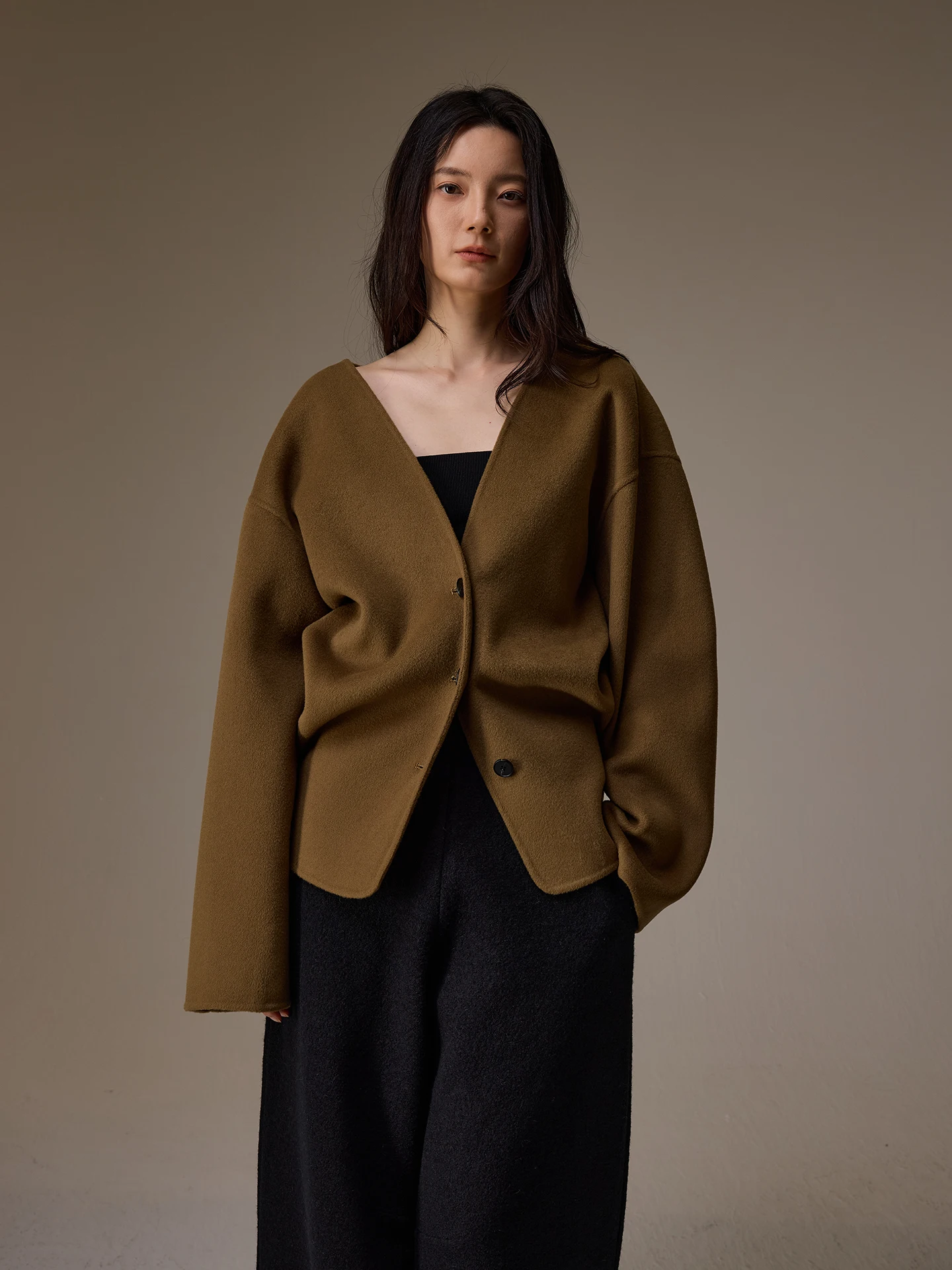 

INOUT Q2025 Осенне-зимнее новое однотонное шерстяное пальто свободного кроя с V-образным вырезом и рукавами «летучая мышь», двустороннее, из камвольной шерсти