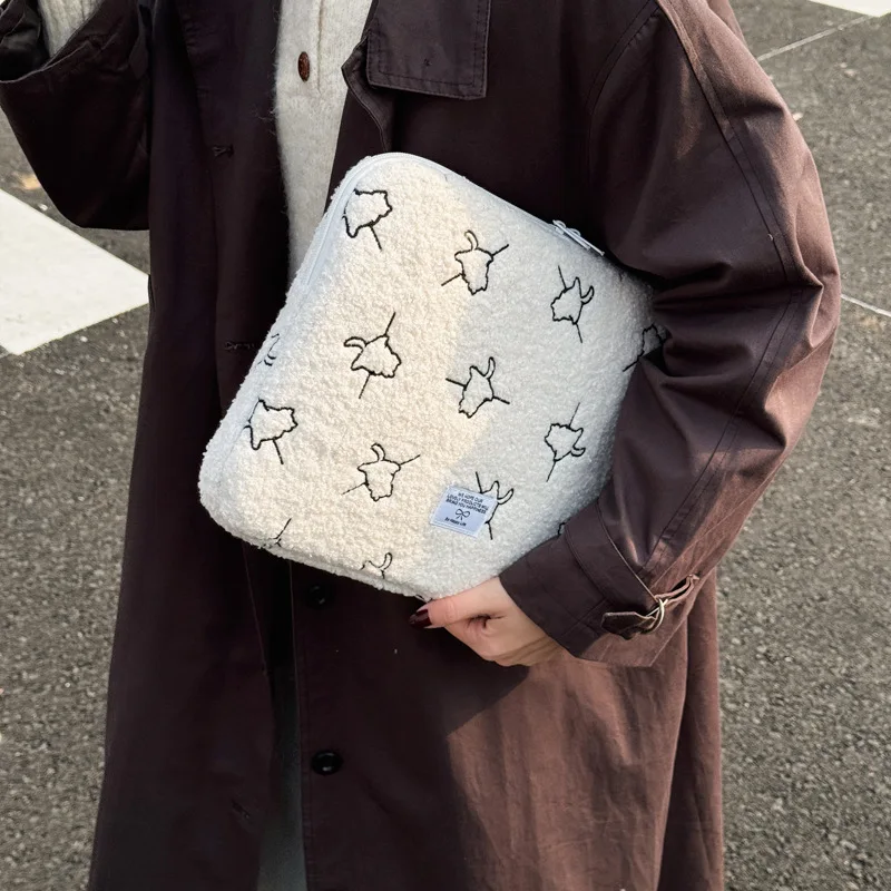 Capa de Tablet Bordada em Pelúcia, Estojo Protetor Macio para iPad Pro/Air de 11 a 13 Polegadas, Bolsa de Laptop Fofa para MacBook de 13 a 14 Polegadas