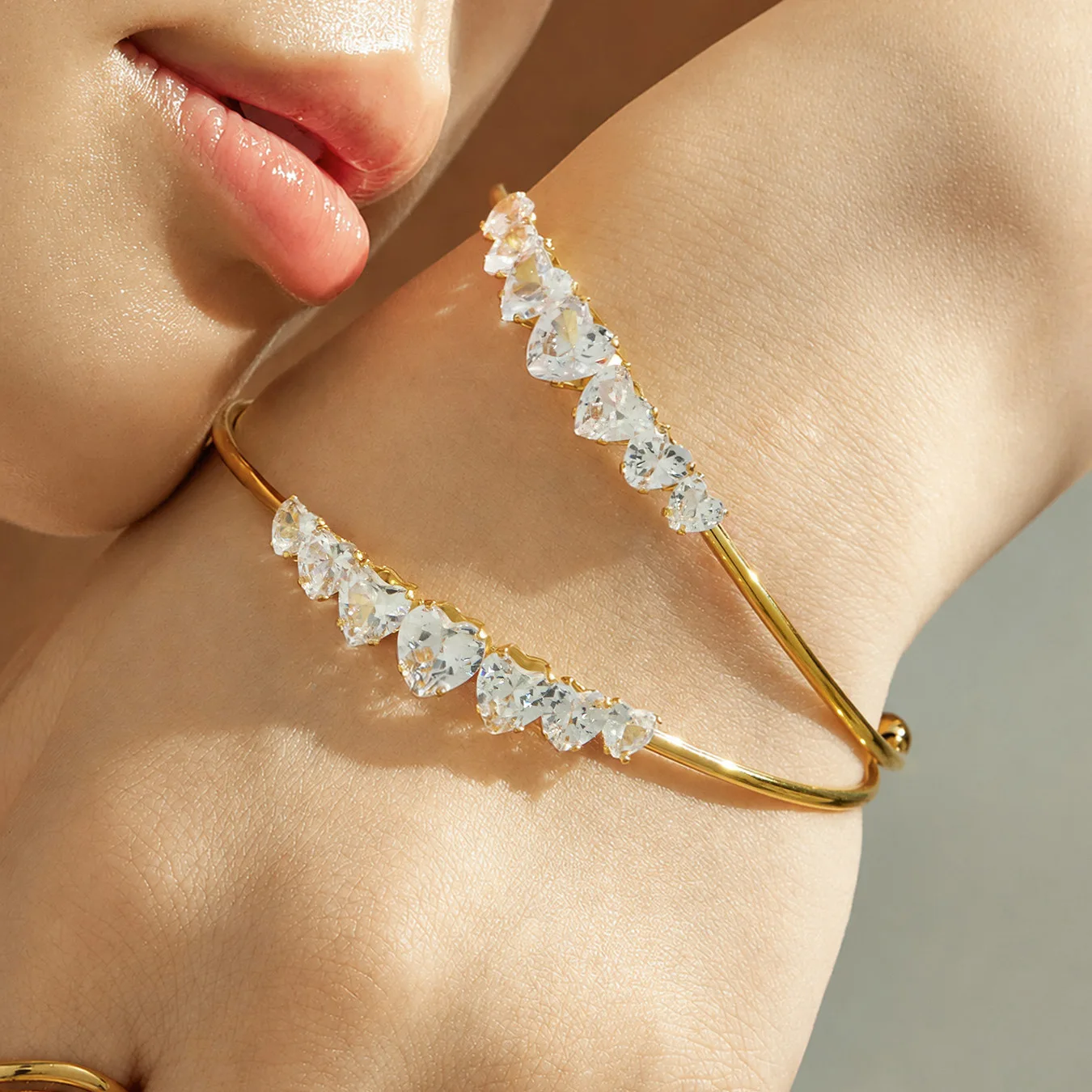 Edelstahl-Manschettenarmbänder mit Herz-Zirkon, Cubic Zirconia Armband, 18k vergoldete Armreifen, zierlicher Schmuck, Geschenk für Frauen – Detail 4