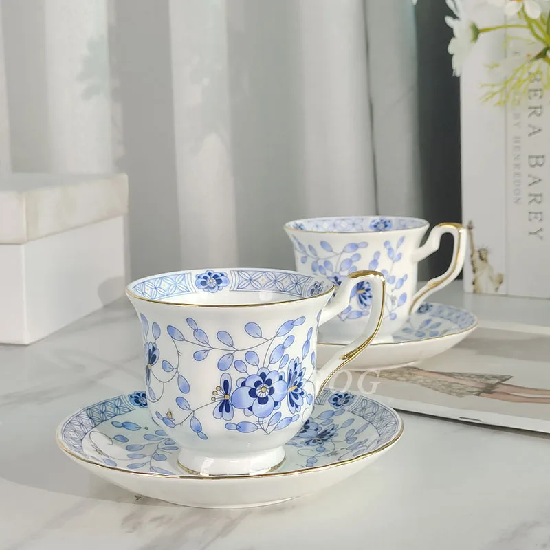 

Высококачественная кофейная чашка и блюдце из костяного фарфора в стиле ретро, легкий роскошный комплект для послеобеденного чая, элегантный подарочный набор для оптовой продажи
