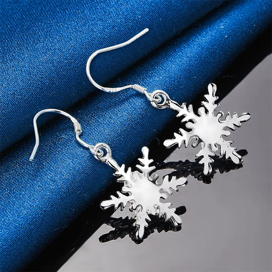 زوج واحد من الأقراط المعلقة الرائعة من الفضة الإسترليني عيار 925 على شكل ندفة الثلج لإكسسوارات الزفاف والمجوهرات النسائية