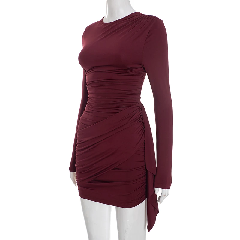 Einfarbiges, plissiertes Kleid mit langen Ärmeln, tailliertem Schnitt und schmaler Passform, kurzes Kleid mit elegantem Flair. – Detail 20