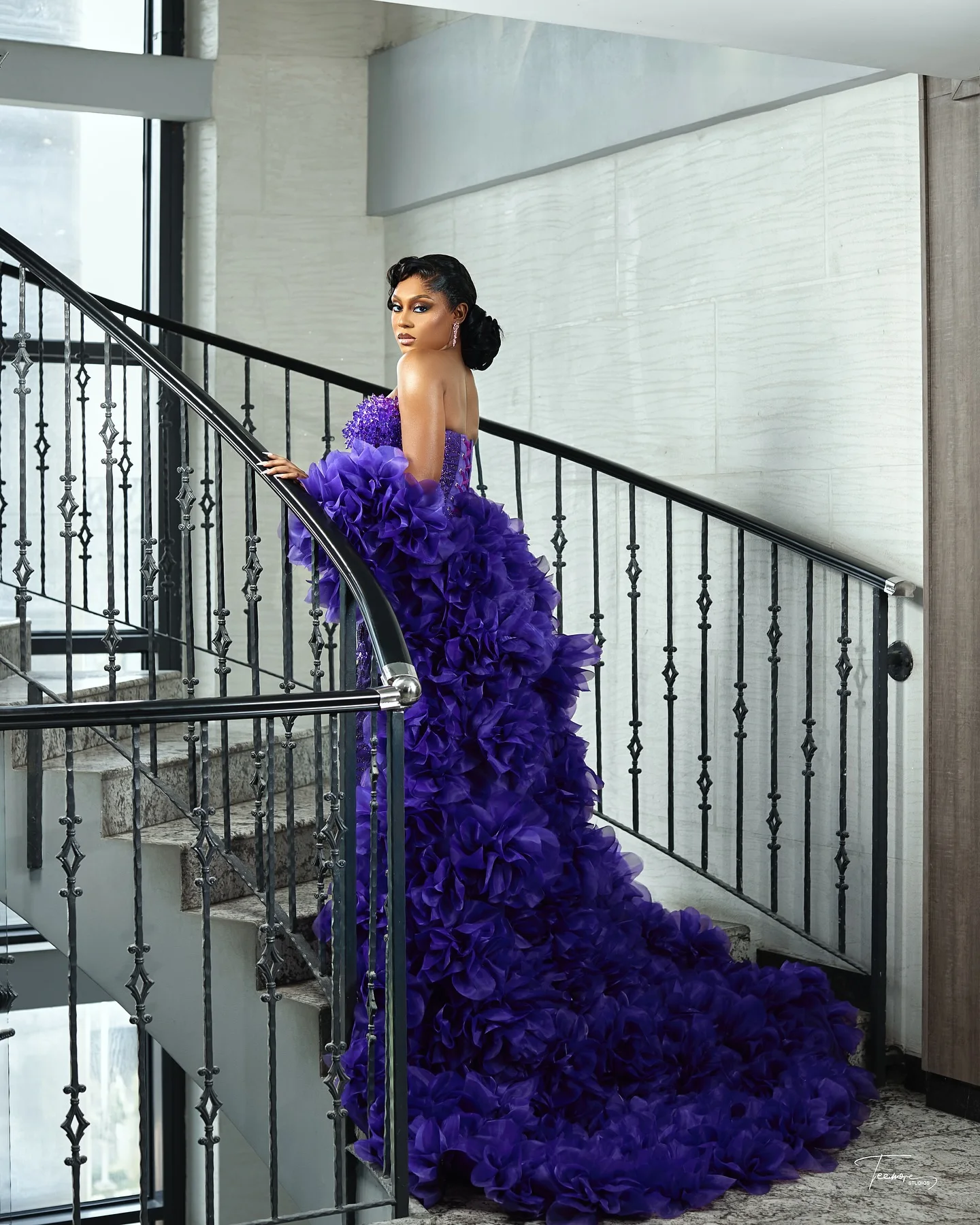 سترات نسائية طويلة مذهلة باللون الأرجواني سترات رسمية فاخرة للرأس ملابس خارجية لعرض المسرح