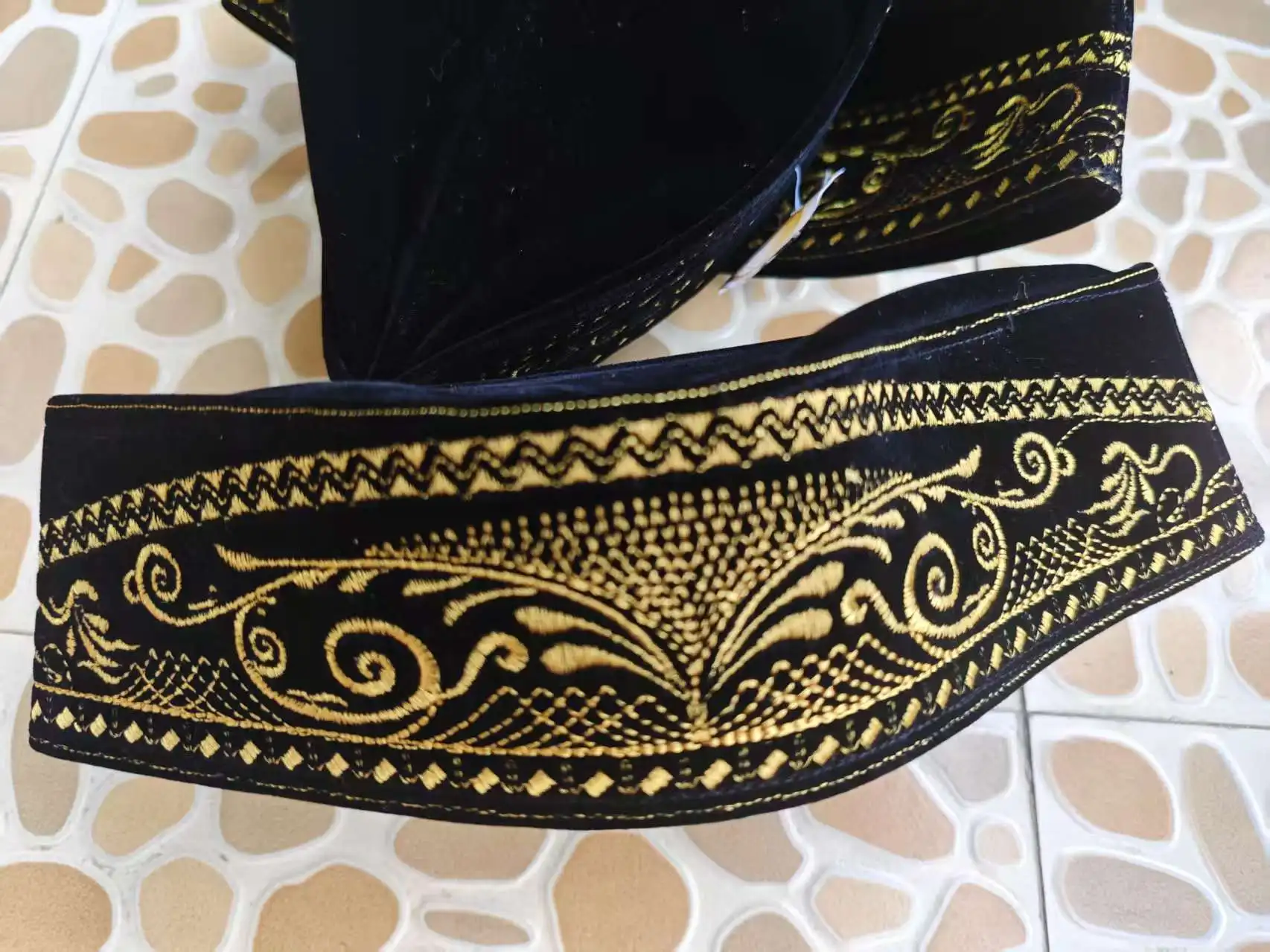 

Muslim boat caps Wedding Hats Embroider black Luxury Eid Ramadam Prayer Velvet Soft hand feeling Fabric Men Women's Headwear