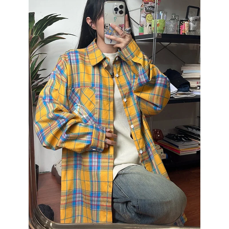黄色のチェック柄ルーズ長袖メンズシャツ秋春トレンディなデザインアメリカンレトロカップル重ね着アウター
