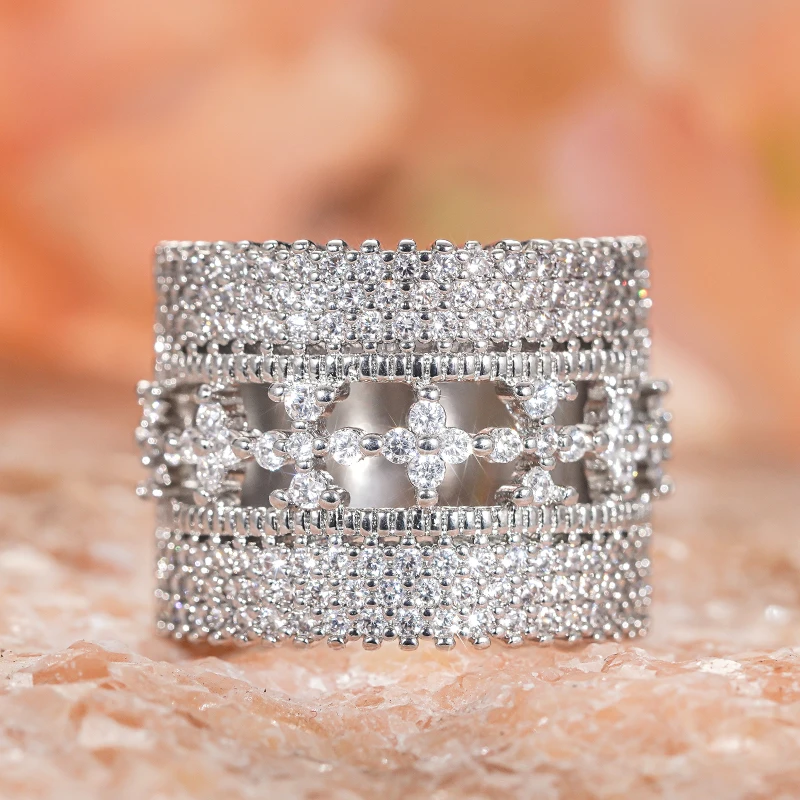 Huitan Funkelnder Damenring, wunderschöner Luxus-Ring für Hochzeiten und Partys, voll glänzend, mit Zirkonia, modische Accessoires, silberfarbener Schmuck