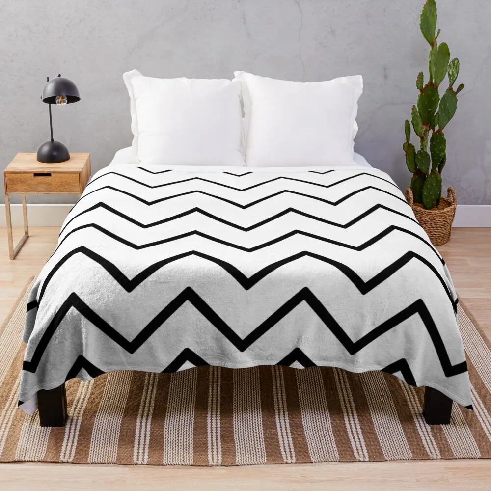 

Zigzag Chevron Pattern (black/white) Throw Blanket