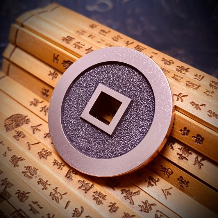 

Медная безсловная монета 40 мм с квадратным отверстием для денег