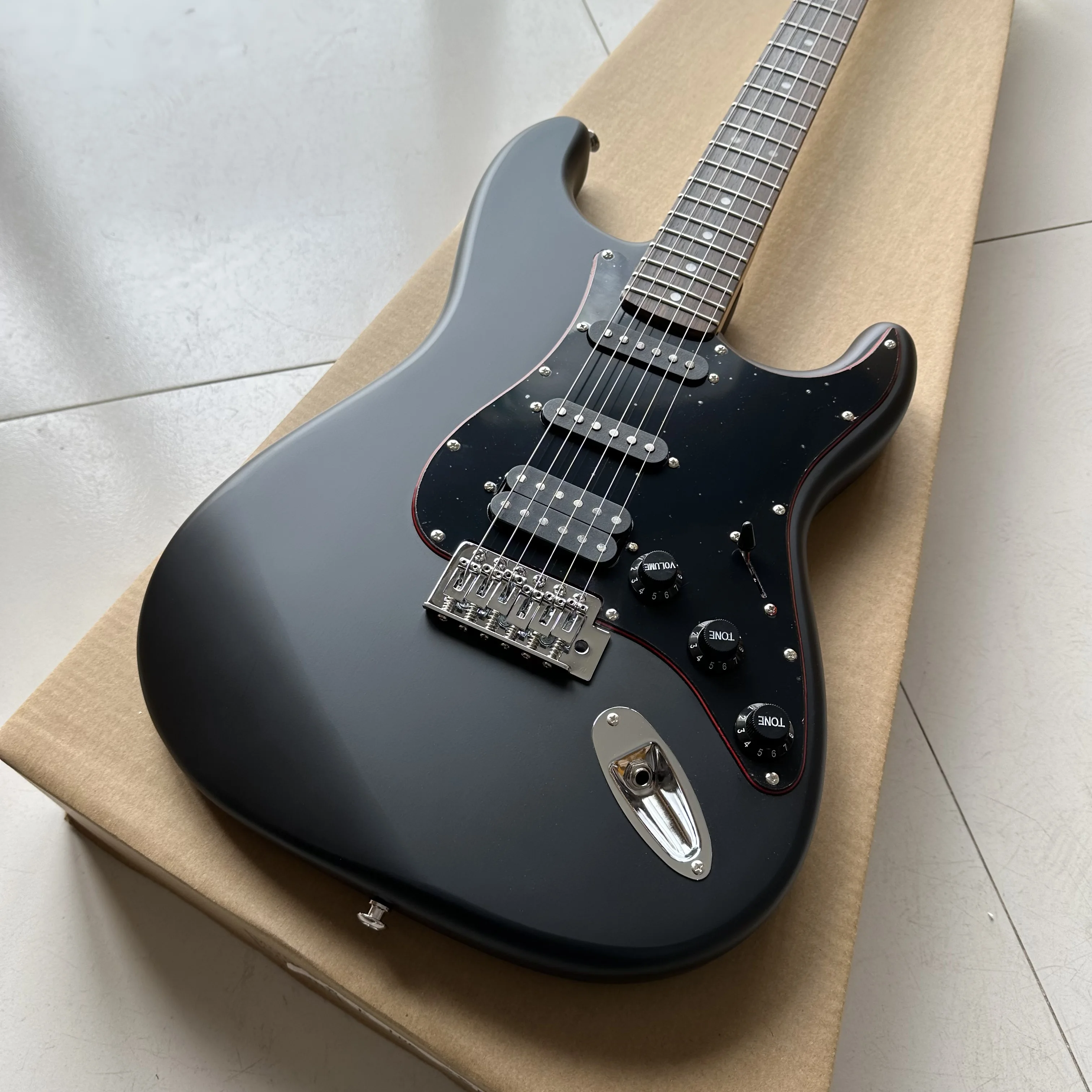 Guitarra Eléctrica ST Color Negro Mate Mágico, Cuerpo Sólido de Caoba, Golpeador Rojo, Pastillas SSH