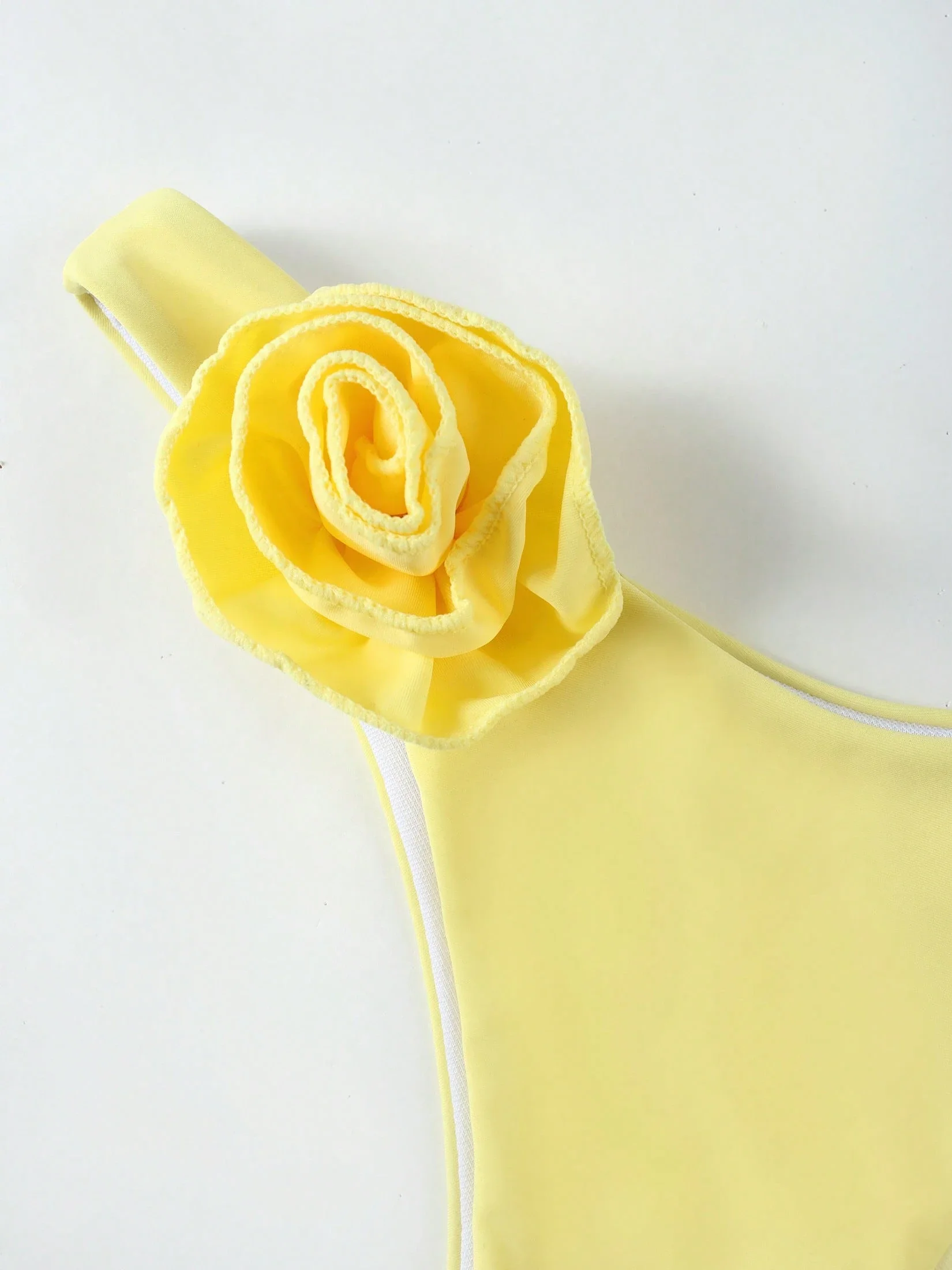 

Желтый комплект бикини из 3 предметов с длинной юбкой-накидкой