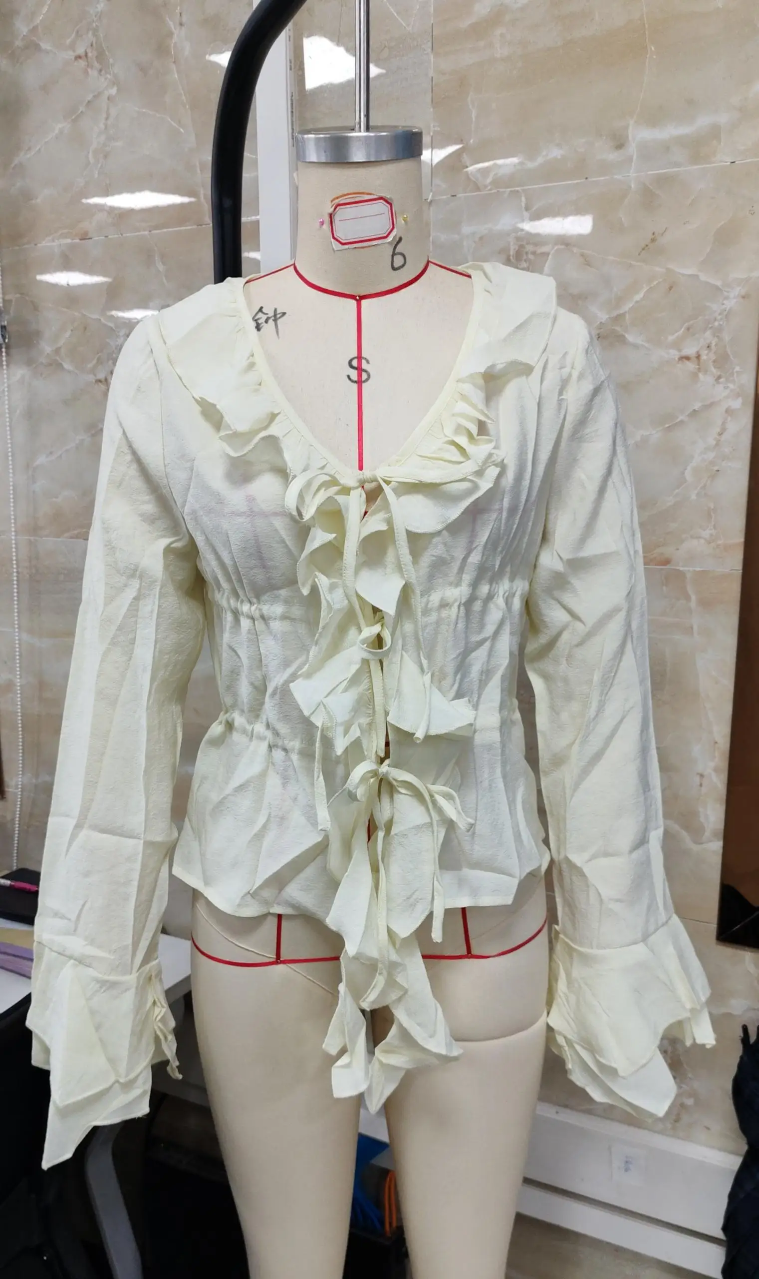 

Женские осенние однотонные рубашки Kawaii Fairycore в стиле гранж, струящиеся топы с галстуком-бабочкой спереди, рубашка с длинными рукавами и рюшами, блузка с баской и v-образным вырезом