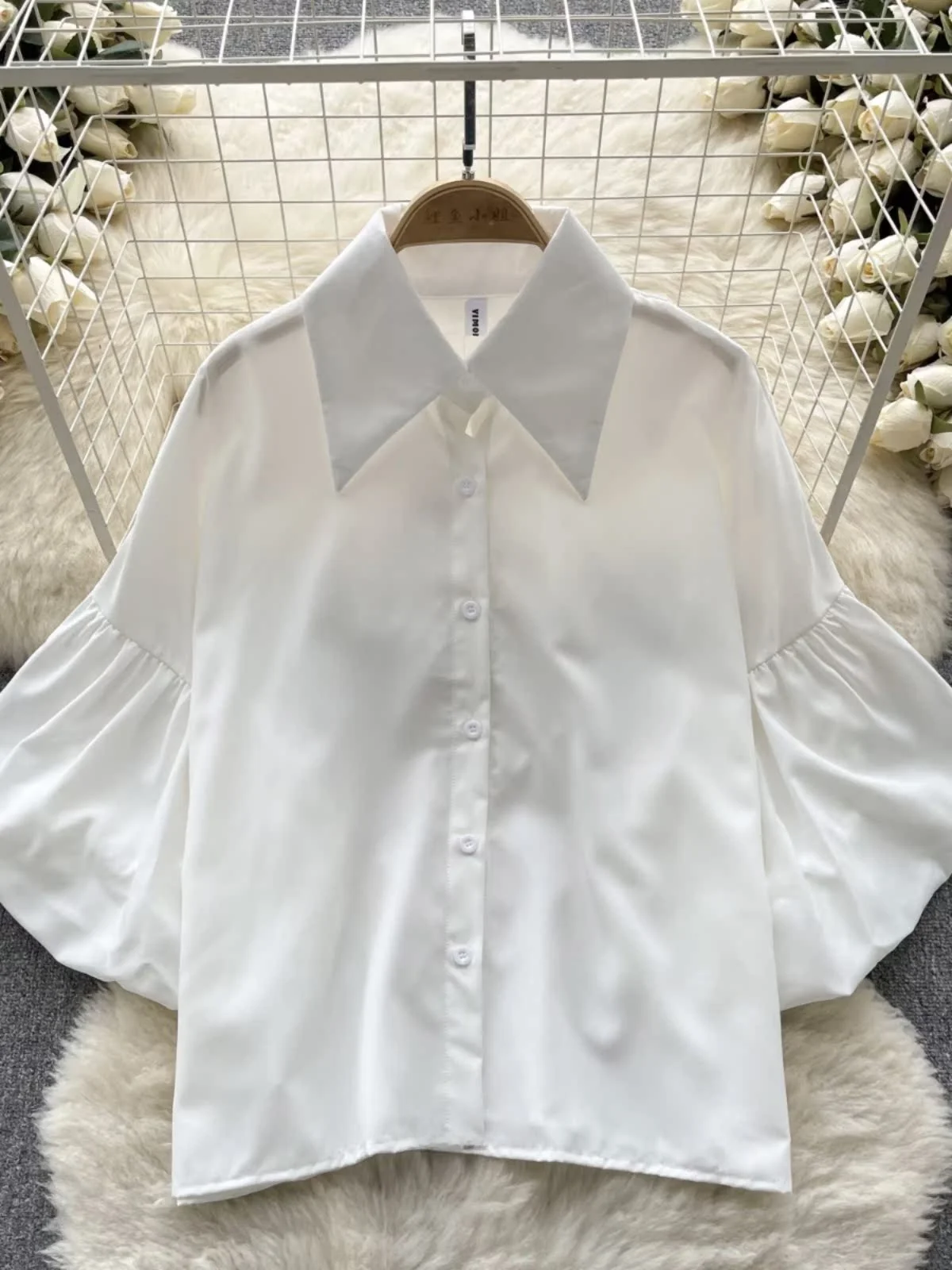 قميص أنيق بأكمام فقاعية للنساء، تصميم فضفاض يُنحف الجسم، إحساس خفيف وفائق الأناقة، قمة الأناقة على الطراز الكوري للعمل