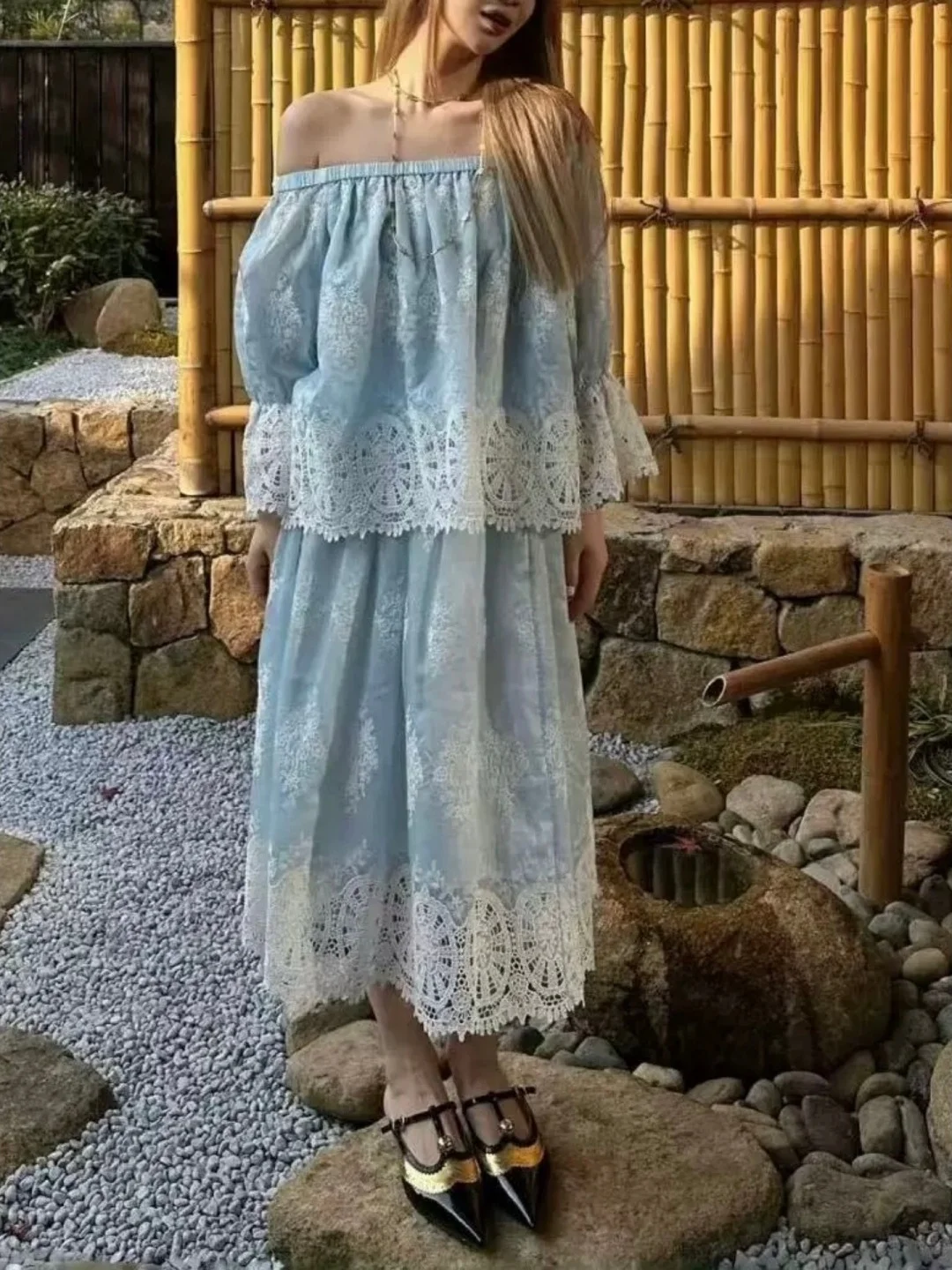 

Синий вышитый ажурный весенний комплект: топ на одно плечо, жилет с поясом, брюки-капри и юбка для женщин