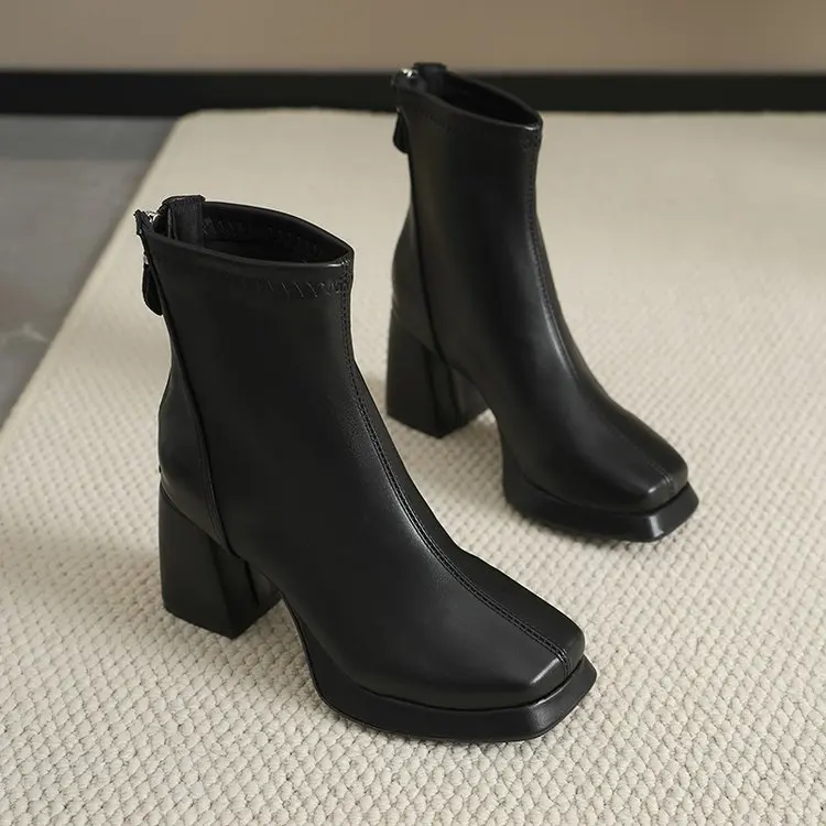 Damen Plateau-Stiefeletten mit eckiger Spitze, Reißverschluss hinten und Blockabsatz – Modische kurze Stiefel – Detail 15