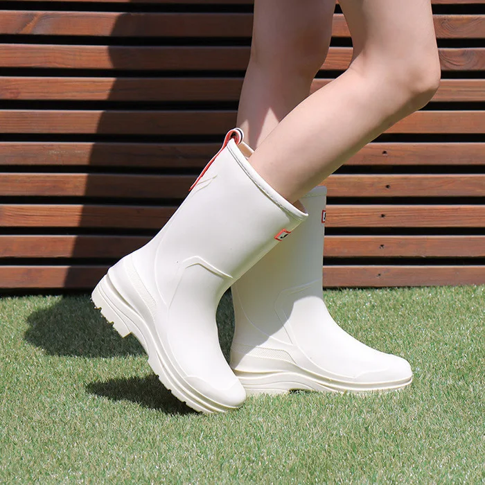 2025 New Mid Length Women's Boots Lightweight Fashionable Waterproof Anti Slip Wear-resistant Rubber Shoes for Wearing Outside