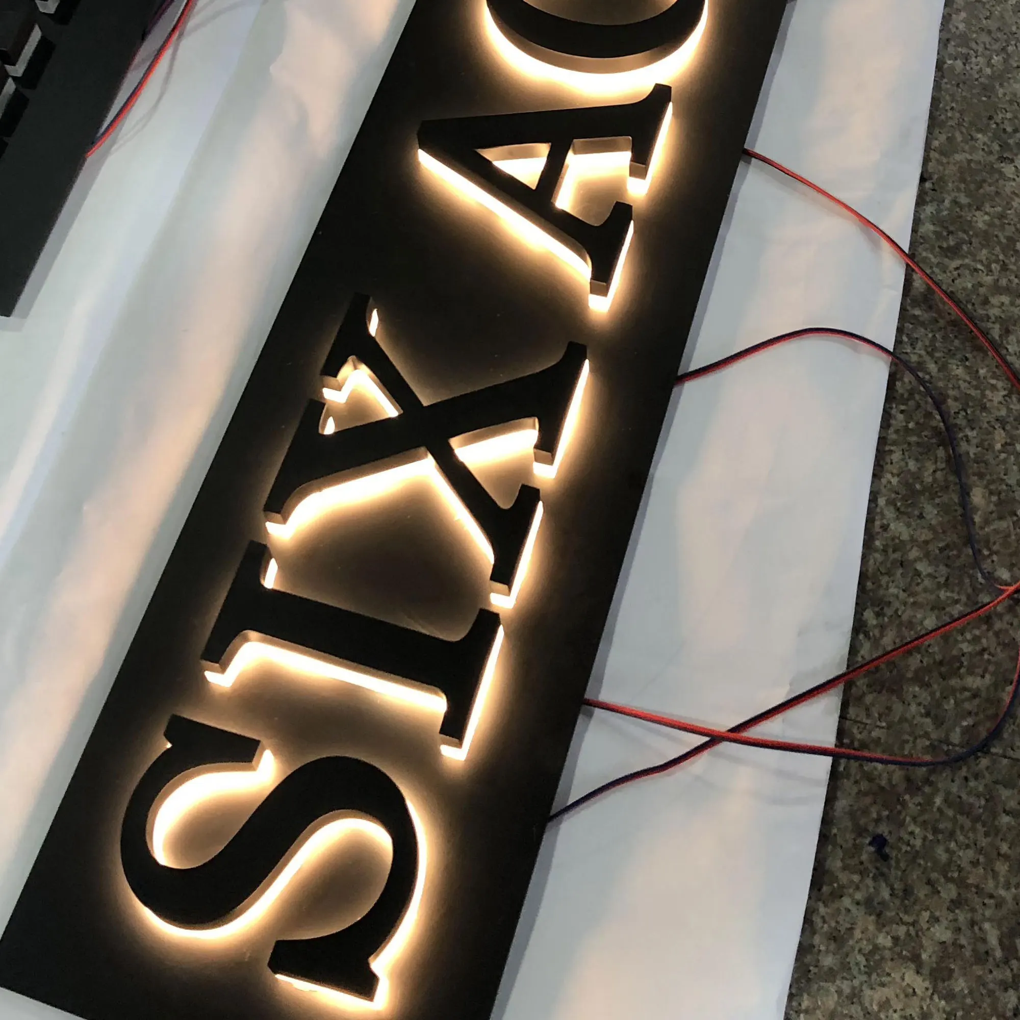 Publicidad personalizada para interiores, letras y señales de canal retroiluminado RGB