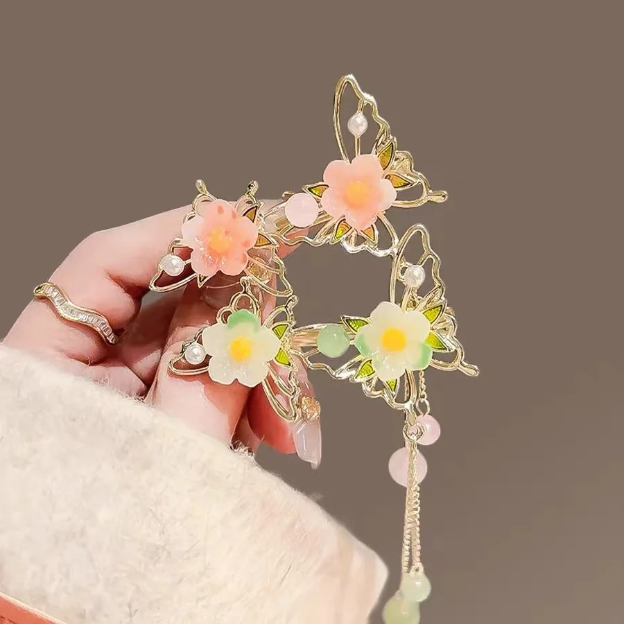 

Fashionable Duckbill Hair Clip with Delicate Butterfly Tassels for Women's Hair Accessories