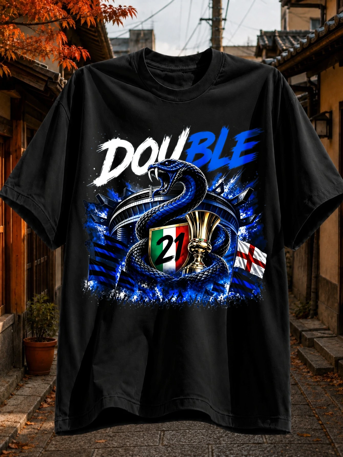 T-shirt à double motif avec serpent bleu, trophée doré, bouclier numéro 21, éléments de stade et illustration sportive bleue dynamique.