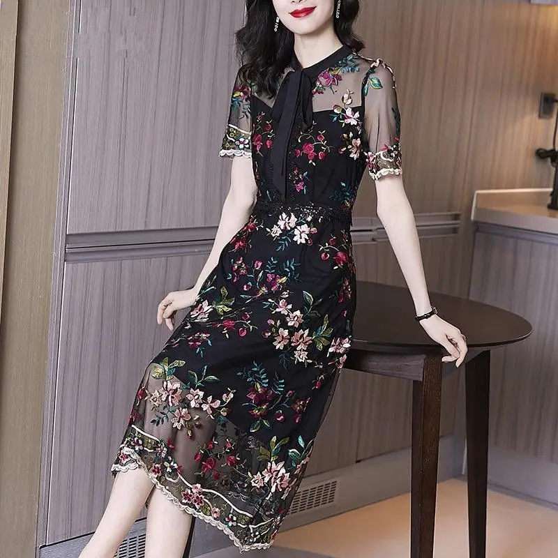 

2024 New Summer Elegant Mesh Lace Embroidered Colorful Mermaid Dress Short Sleeved Shawl Summer Palace Courtyard. L335