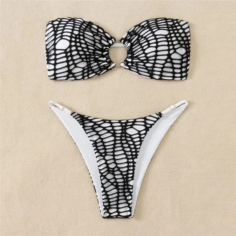 مثير أسود أبيض العصابة مايكرو ثونغ بيكيني ملابس السباحة النساء 2025 الجوف خارج البرازيلي بحر قطعتين ثوب السباحة مجموعة 2025